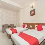 Oyo 490 Hotel Compact Maple Leaf