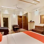 Capital O 13090 Astor Hotel