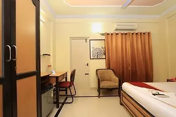 Oyo 2052 Hotel Compact Green View