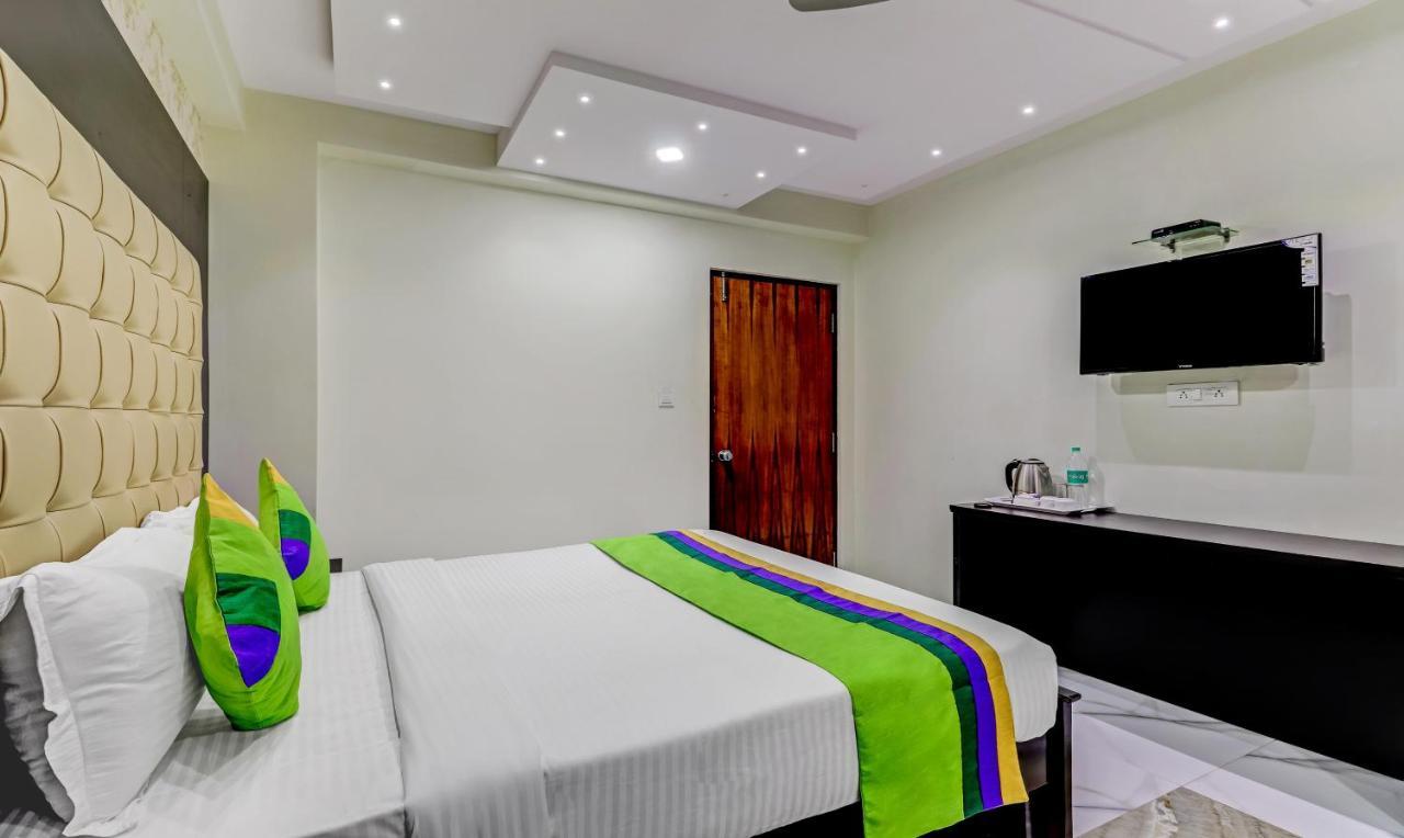 Hotel Treebo Trend Emora And Suites Domlur 3*