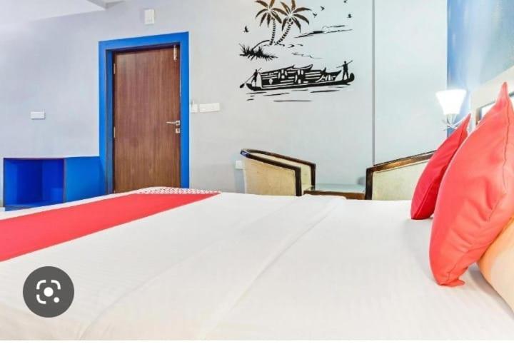 Royal Shades Kodihali Hotel *