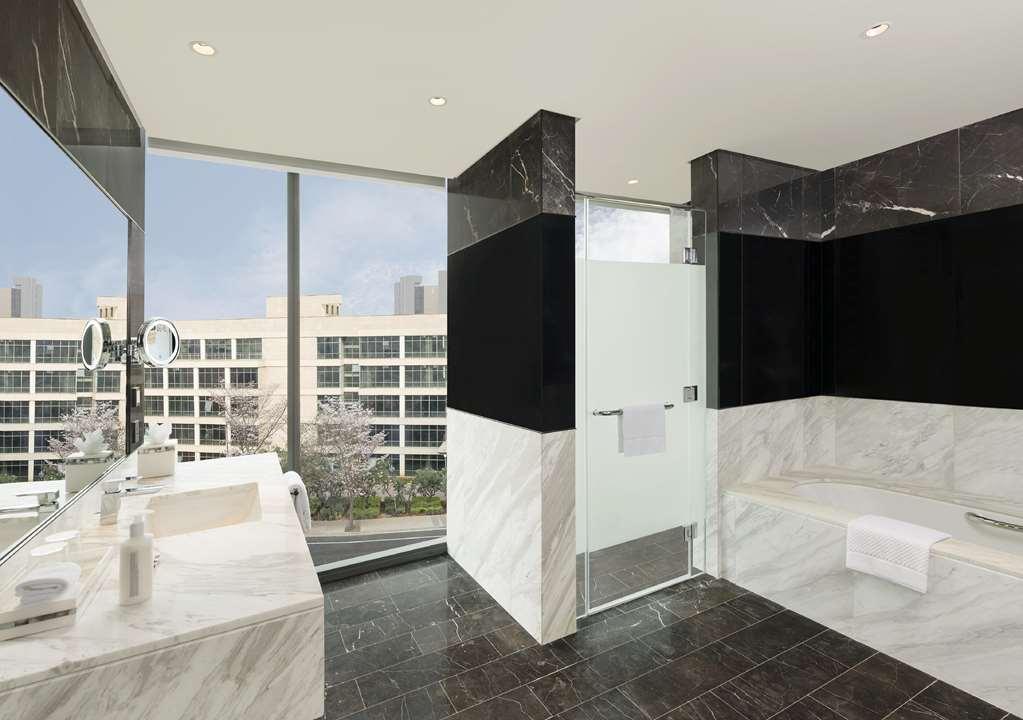 Hilton Embassy Manyata Business Park Hotel *