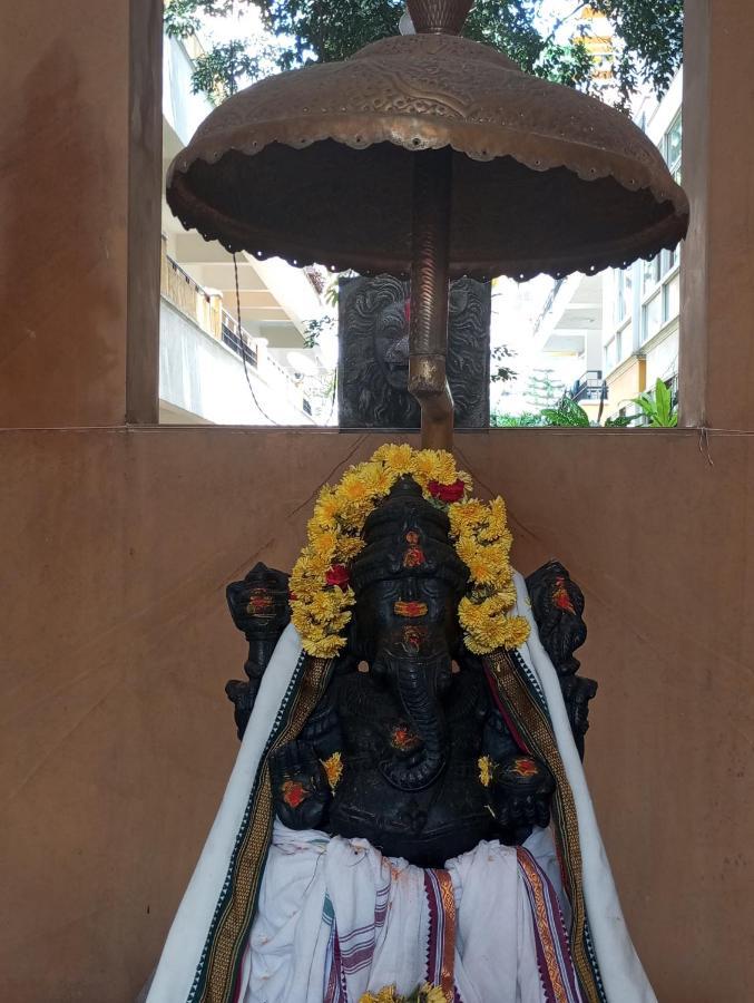 Homestay Amazistay Offers Luxury With Private Bathroom, Balcony & 55 Inch Tv & Shared Jacuzzi Paid Access, Book Lover, Near Ramaiah College Hospital
