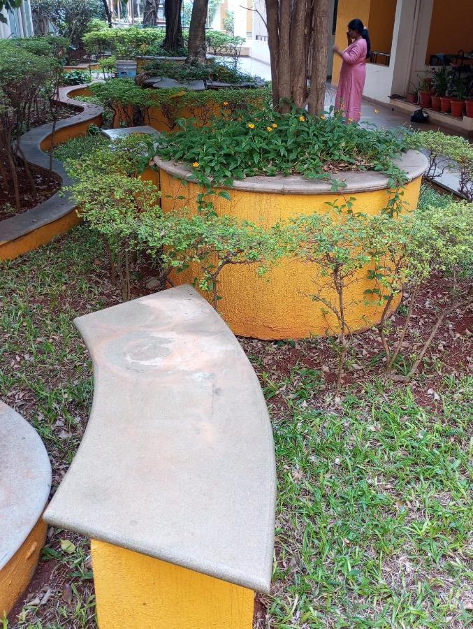 Homestay Amazistay Offers Luxury With Private Bathroom, Balcony & 55 Inch Tv & Shared Jacuzzi Paid Access, Book Lover, Near Ramaiah College Hospital Bangalore