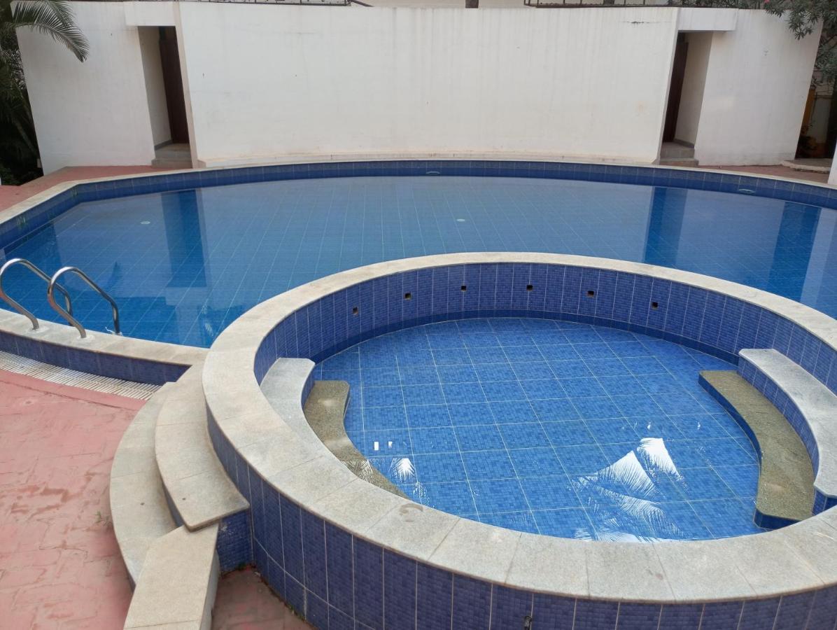 Homestay Amazistay Offers Luxury With Private Bathroom, Balcony & 55 Inch Tv & Shared Jacuzzi Paid Access, Book Lover, Near Ramaiah College Hospital
