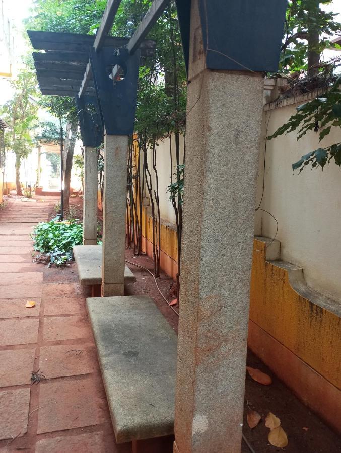 Amazistay Offers Luxury With Private Bathroom, Balcony & 55 Inch Tv & Shared Jacuzzi Paid Access, Book Lover, Near Ramaiah College Hospital Homestay *