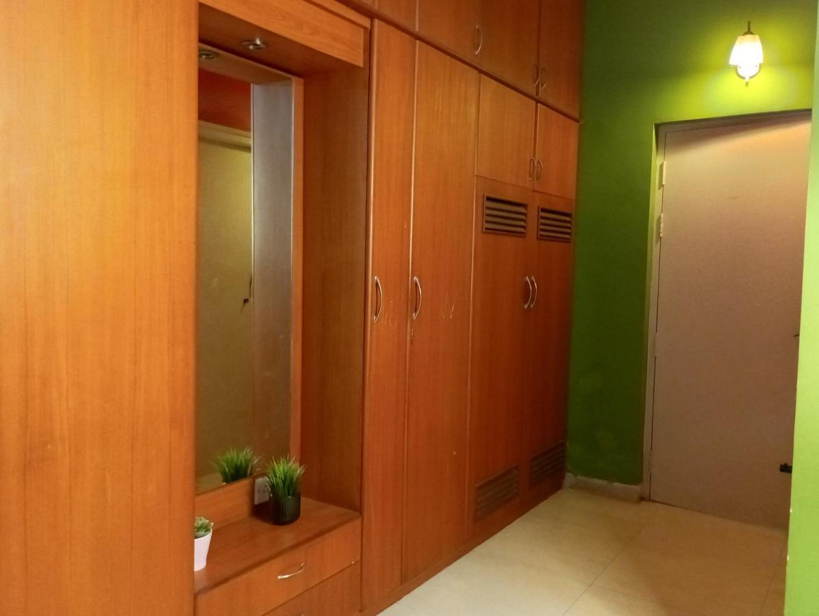 Homestay Amazistay Offers Luxury With Private Bathroom, Balcony & 55 Inch Tv & Shared Jacuzzi Paid Access, Book Lover, Near Ramaiah College Hospital
