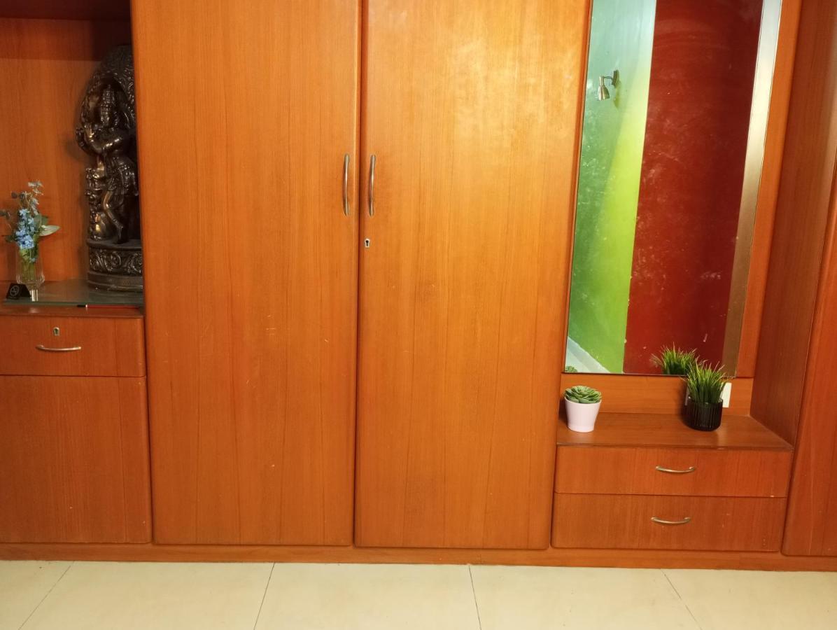 Amazistay Offers Luxury With Private Bathroom, Balcony & 55 Inch Tv & Shared Jacuzzi Paid Access, Book Lover, Near Ramaiah College Hospital Homestay