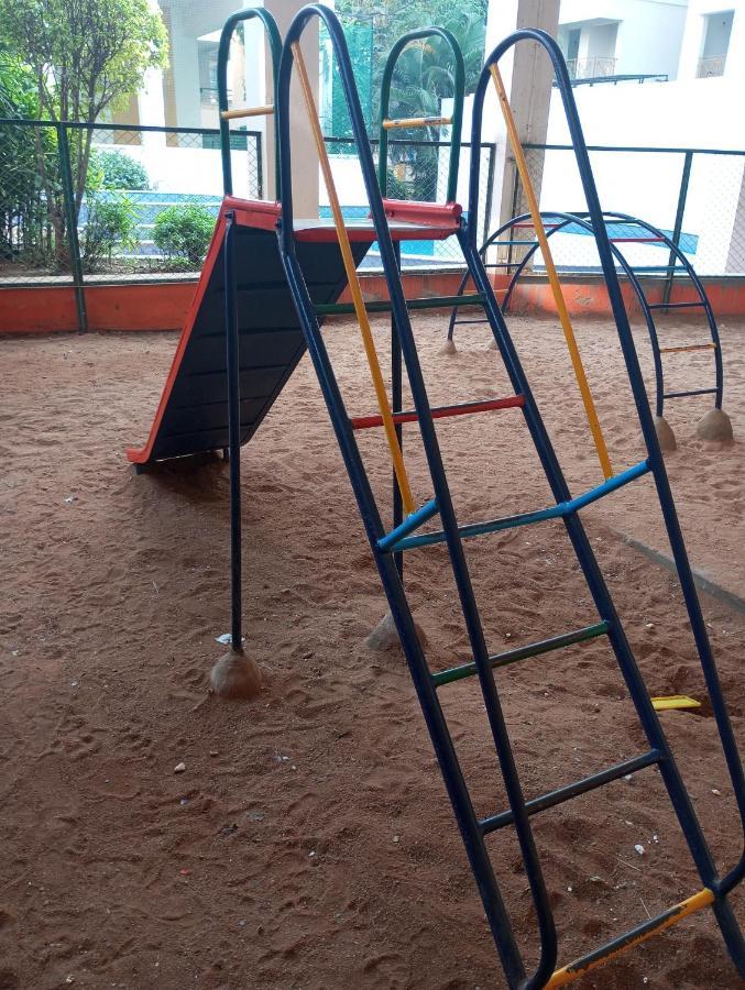 Amazistay Offers Luxury With Private Bathroom, Balcony & 55 Inch Tv & Shared Jacuzzi Paid Access, Book Lover, Near Ramaiah College Hospital * Bangalore