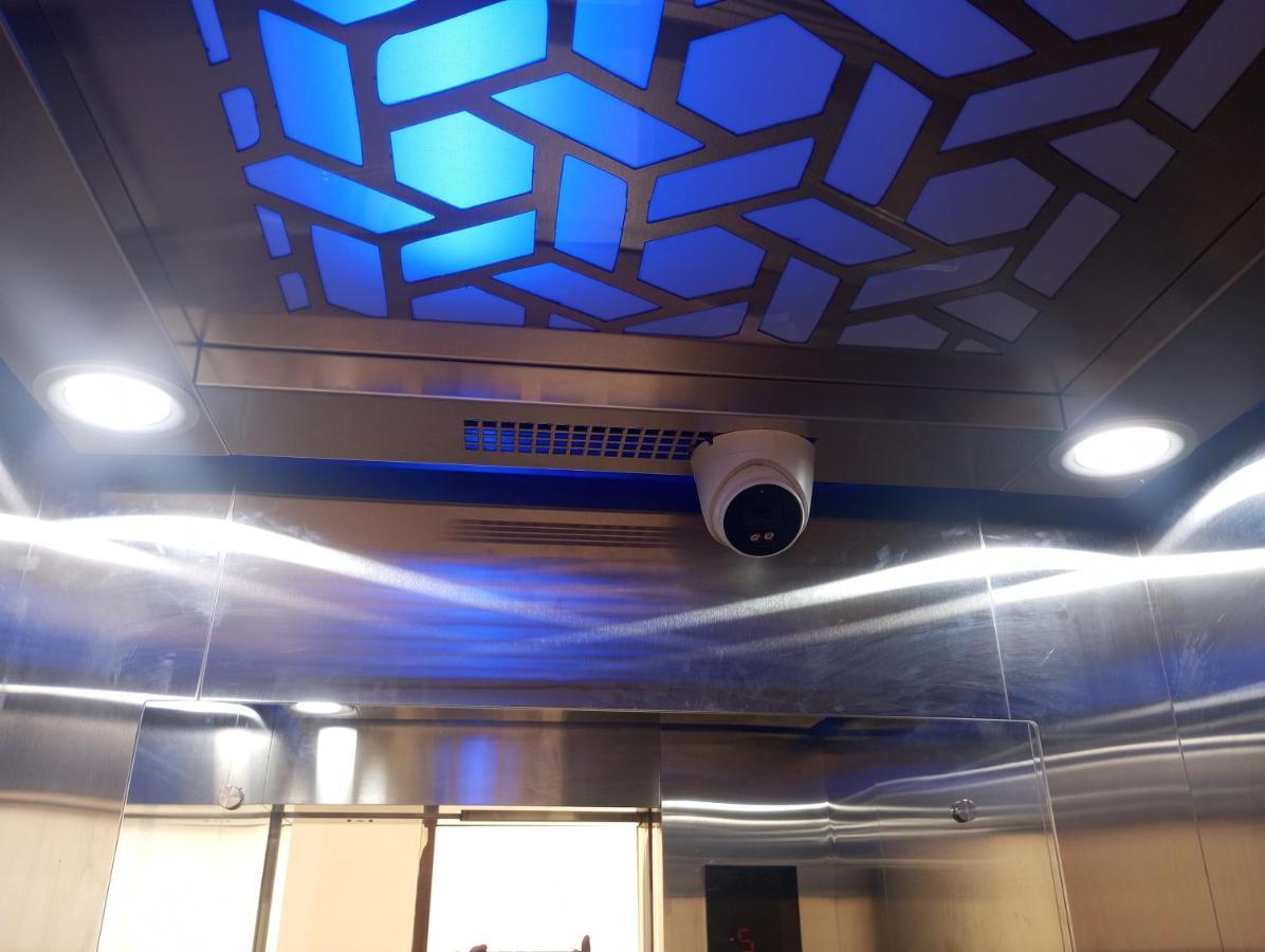 Amazistay Offers Luxury With Private Bathroom, Balcony & 55 Inch Tv & Shared Jacuzzi Paid Access, Book Lover, Near Ramaiah College Hospital *