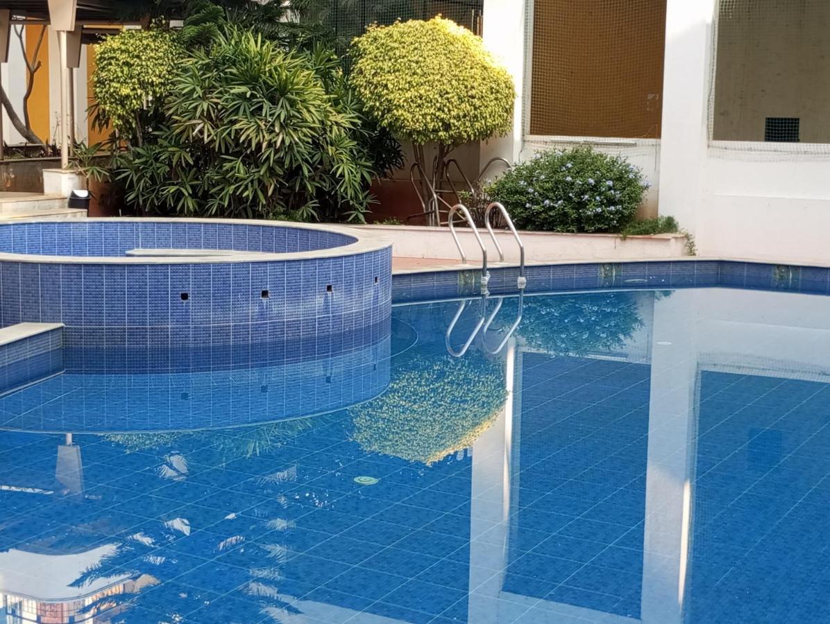 Homestay Amazistay Offers Luxury With Private Bathroom, Balcony & 55 Inch Tv & Shared Jacuzzi Paid Access, Book Lover, Near Ramaiah College Hospital