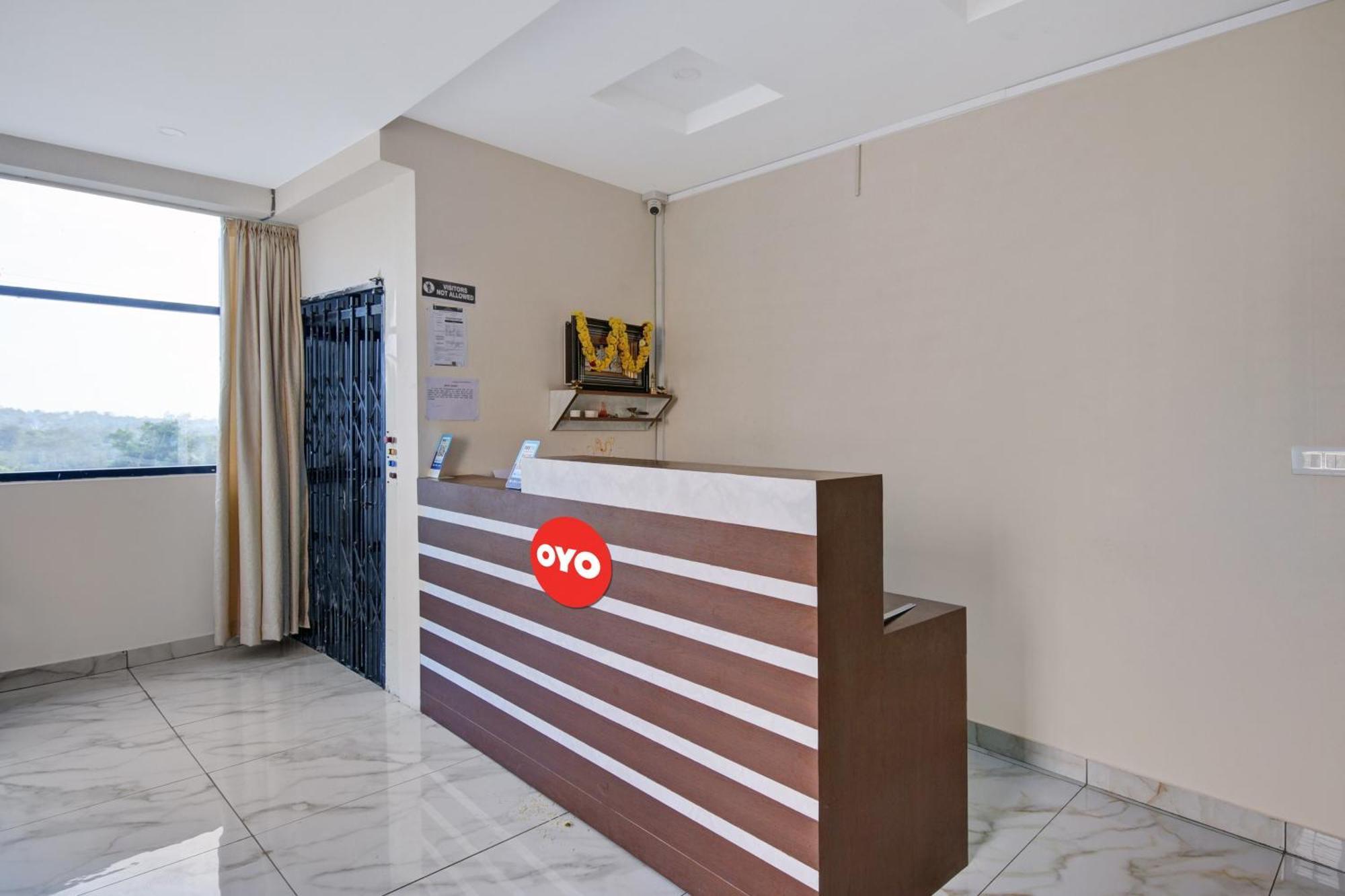Hotel Oyo V G Grand 3*