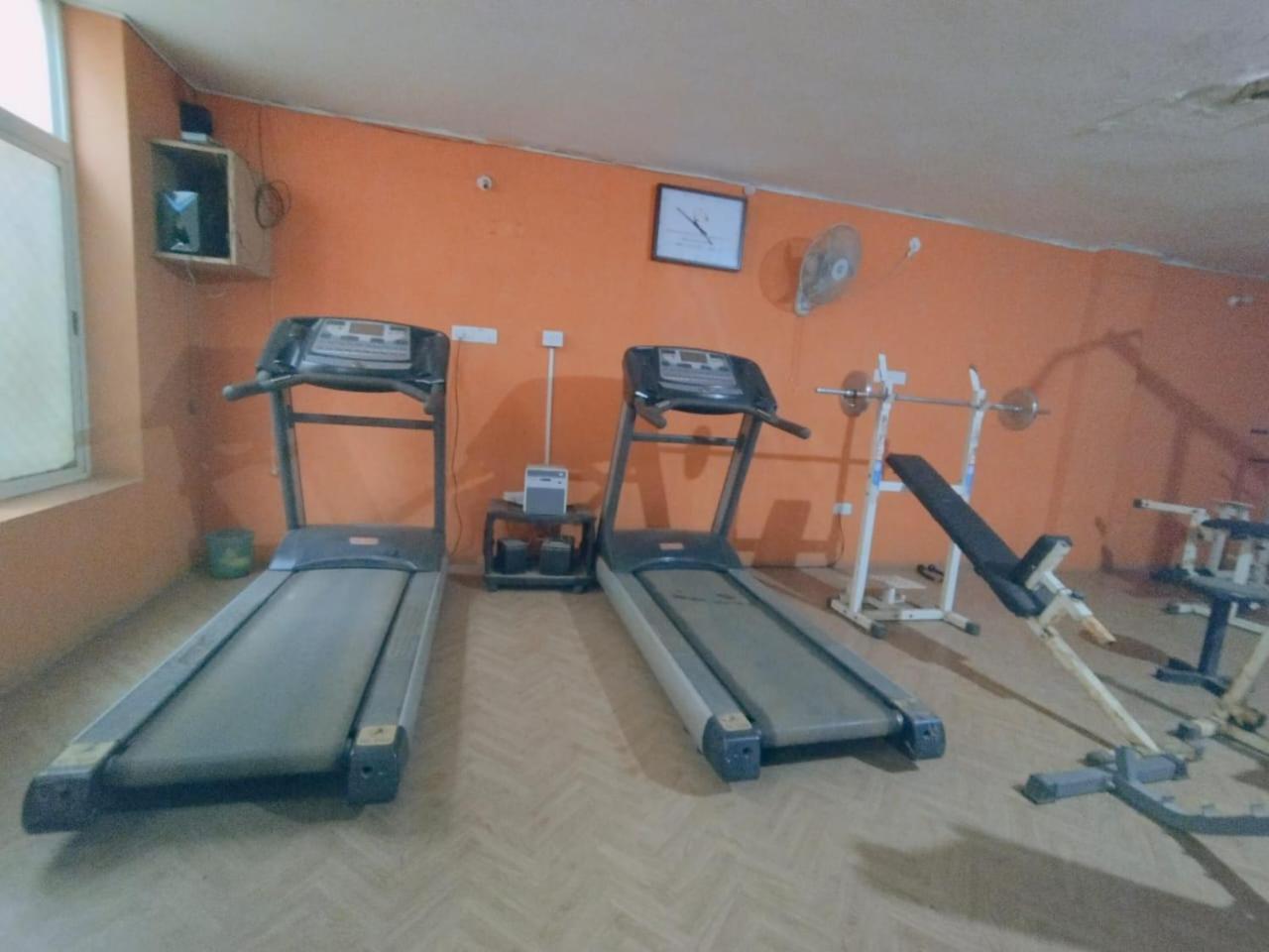 Amazistay Offers Luxury With Private Bathroom, Balcony & 55 Inch Tv & Shared Jacuzzi Paid Access, Book Lover, Near Ramaiah College Hospital Homestay