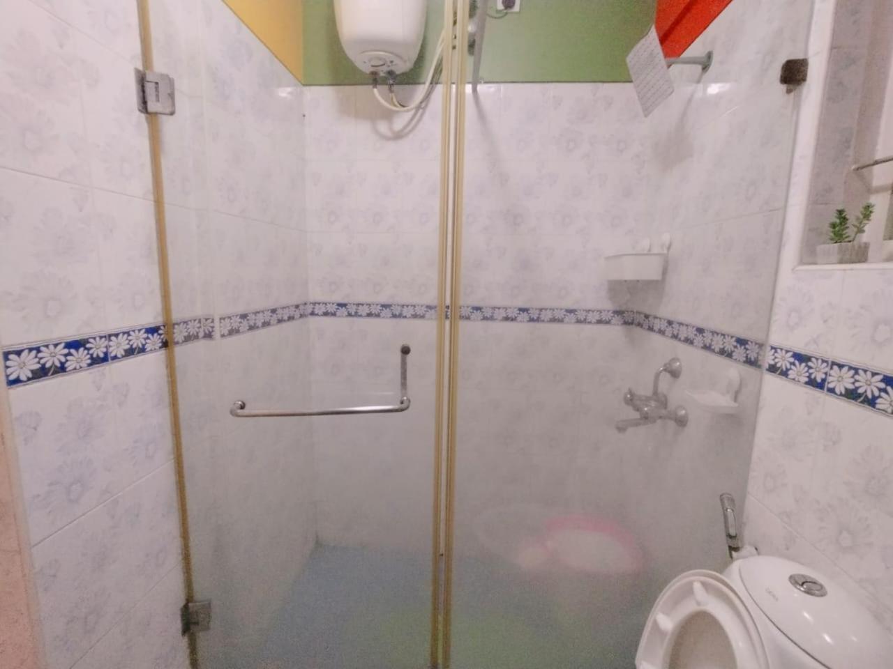 Amazistay Offers Luxury With Private Bathroom, Balcony & 55 Inch Tv & Shared Jacuzzi Paid Access, Book Lover, Near Ramaiah College Hospital *