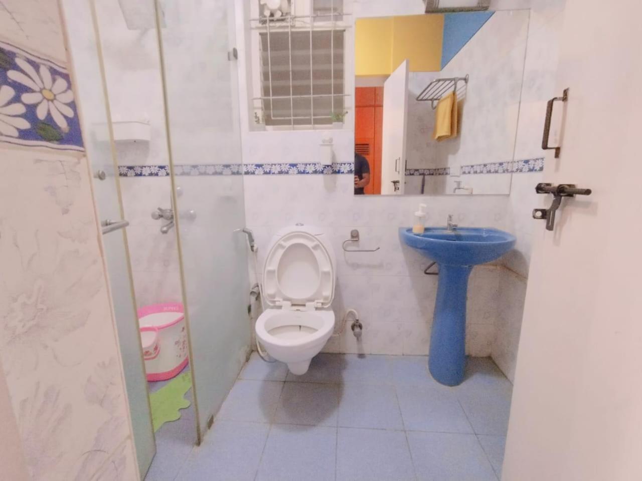 Amazistay Offers Luxury With Private Bathroom, Balcony & 55 Inch Tv & Shared Jacuzzi Paid Access, Book Lover, Near Ramaiah College Hospital Homestay *