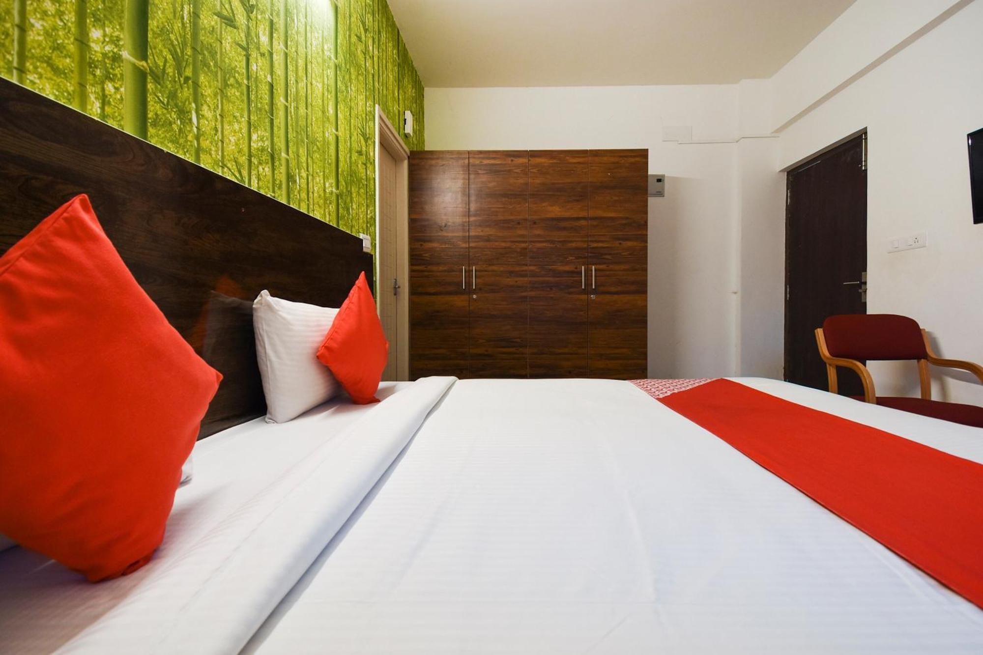 Oyo Flagship 65924 Balaji Luxury Bangalore