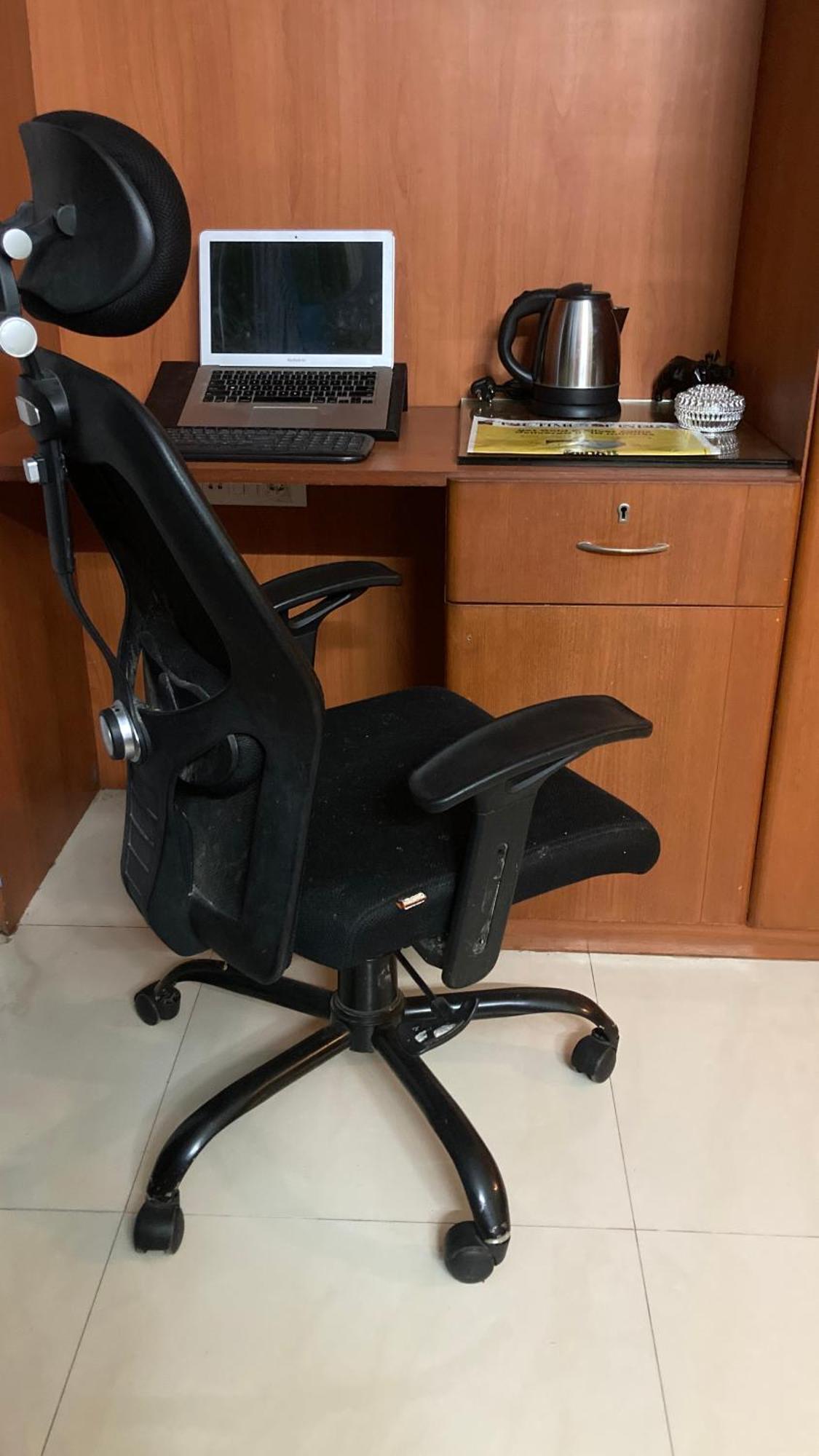 Homestay Amazistay Offers Luxury With Private Bathroom, Balcony & 55 Inch Tv & Shared Jacuzzi Paid Access, Book Lover, Near Ramaiah College Hospital *