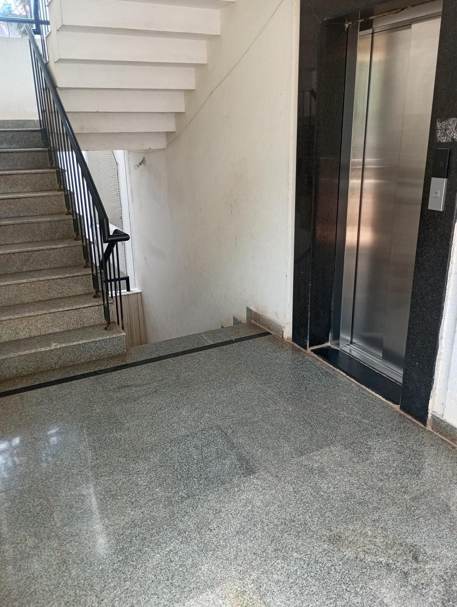 Homestay Amazistay Offers Luxury With Private Bathroom, Balcony & 55 Inch Tv & Shared Jacuzzi Paid Access, Book Lover, Near Ramaiah College Hospital Bangalore