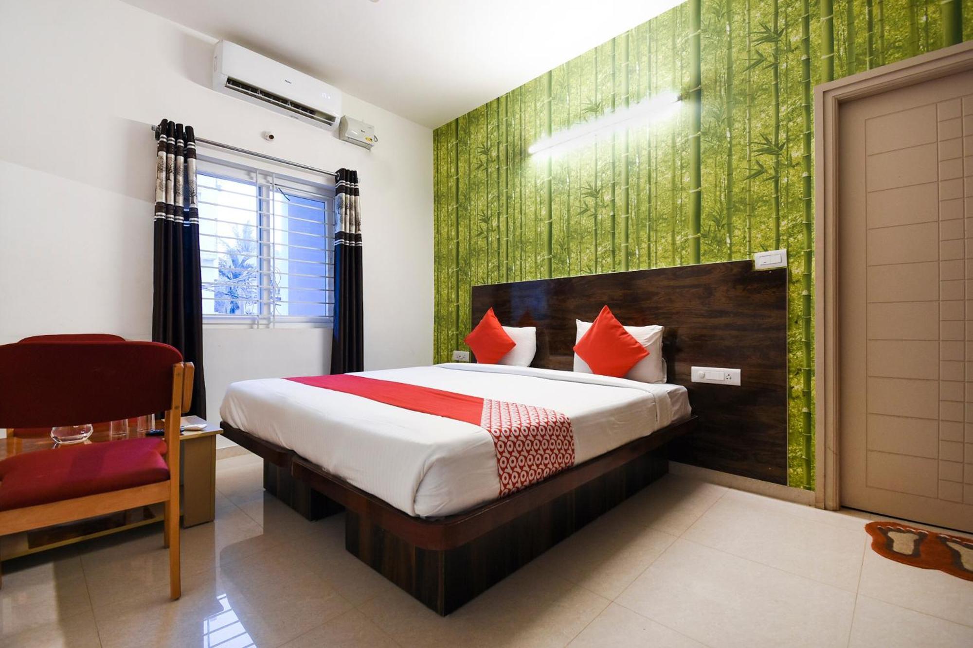 Oyo Flagship 65924 Balaji Luxury 3*