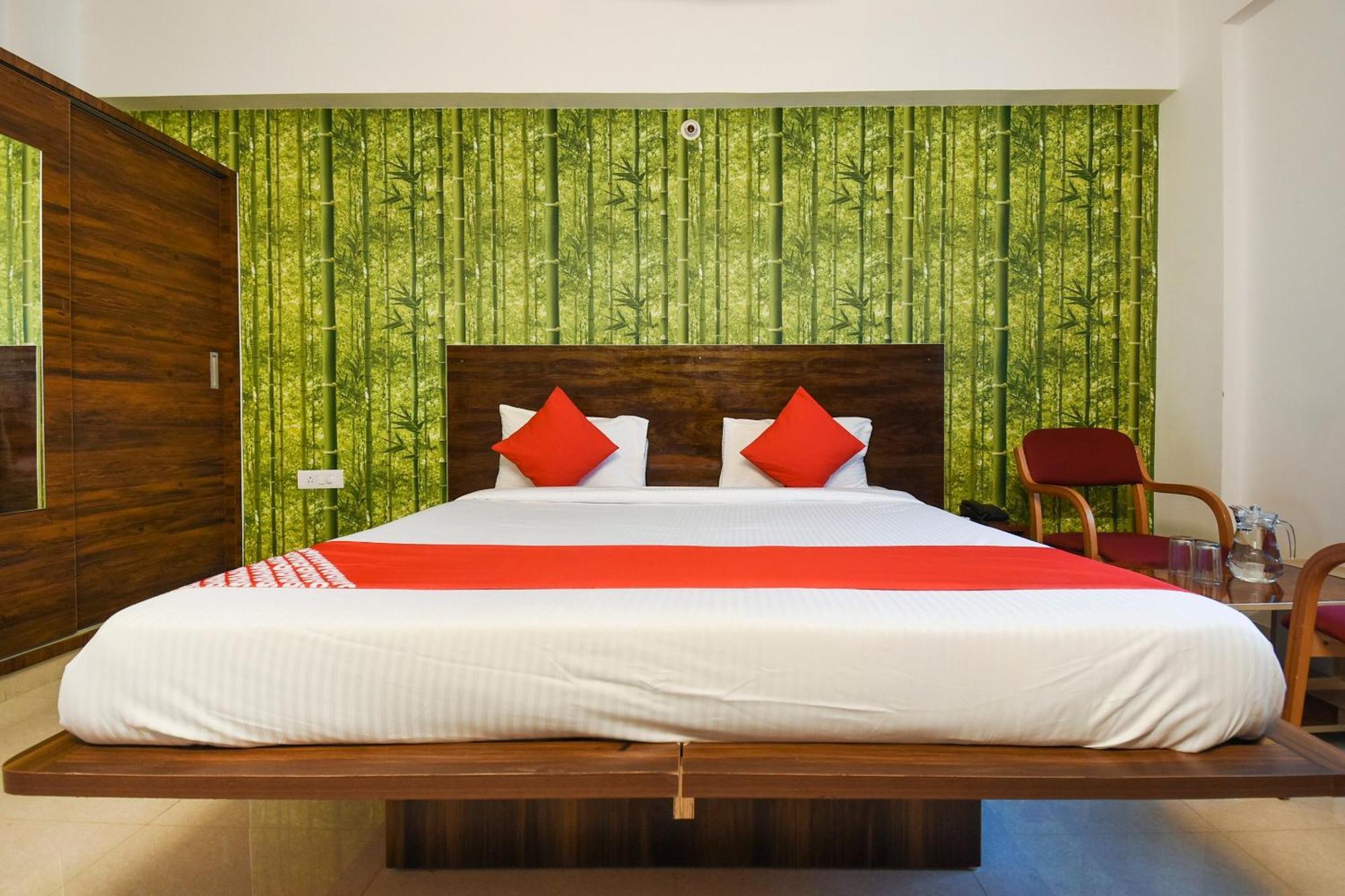 Oyo Flagship 65924 Balaji Luxury Hotel