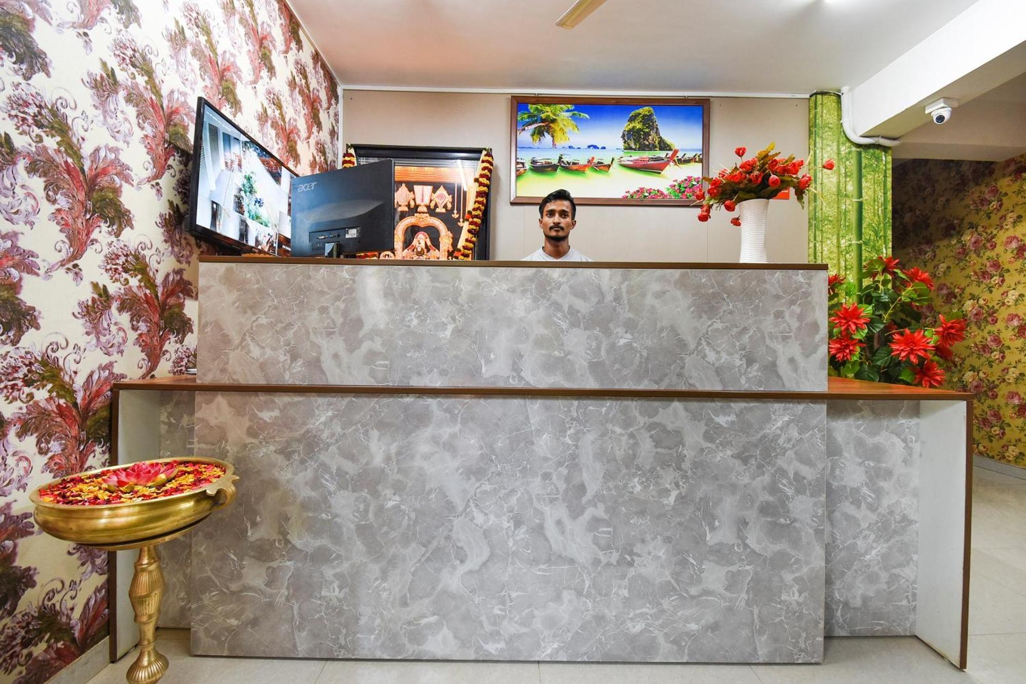 Oyo Flagship 65924 Balaji Luxury Hotel
