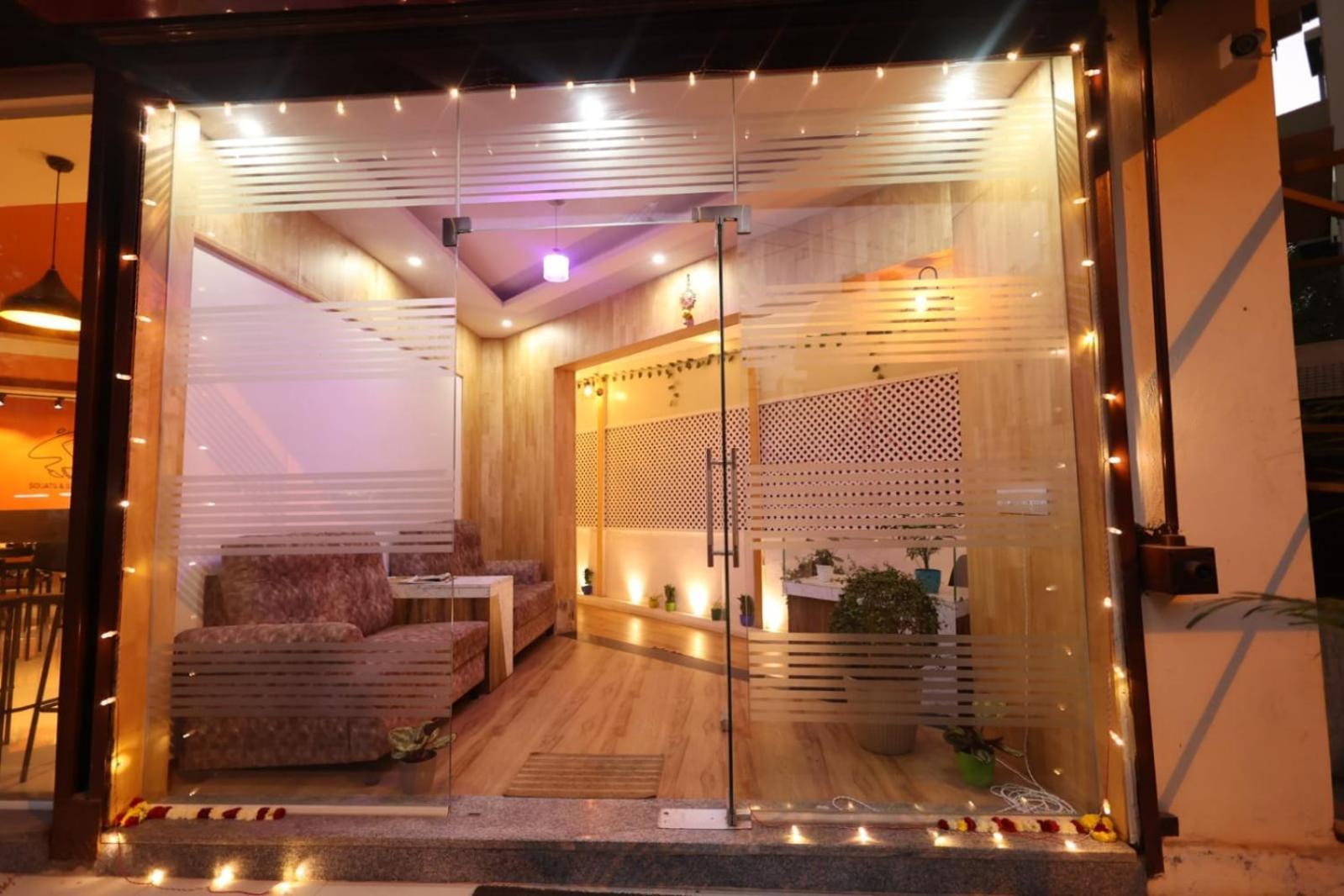 Royalwood Deluxe Hostel *