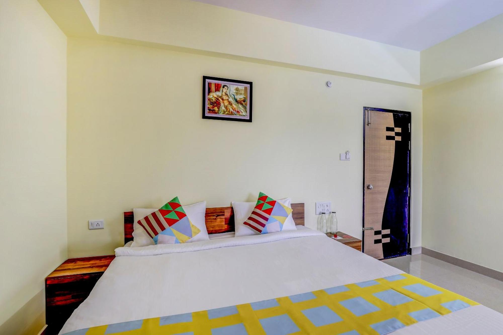 Hotel Oyo Capital O Swayamkrushi Arcade 3*