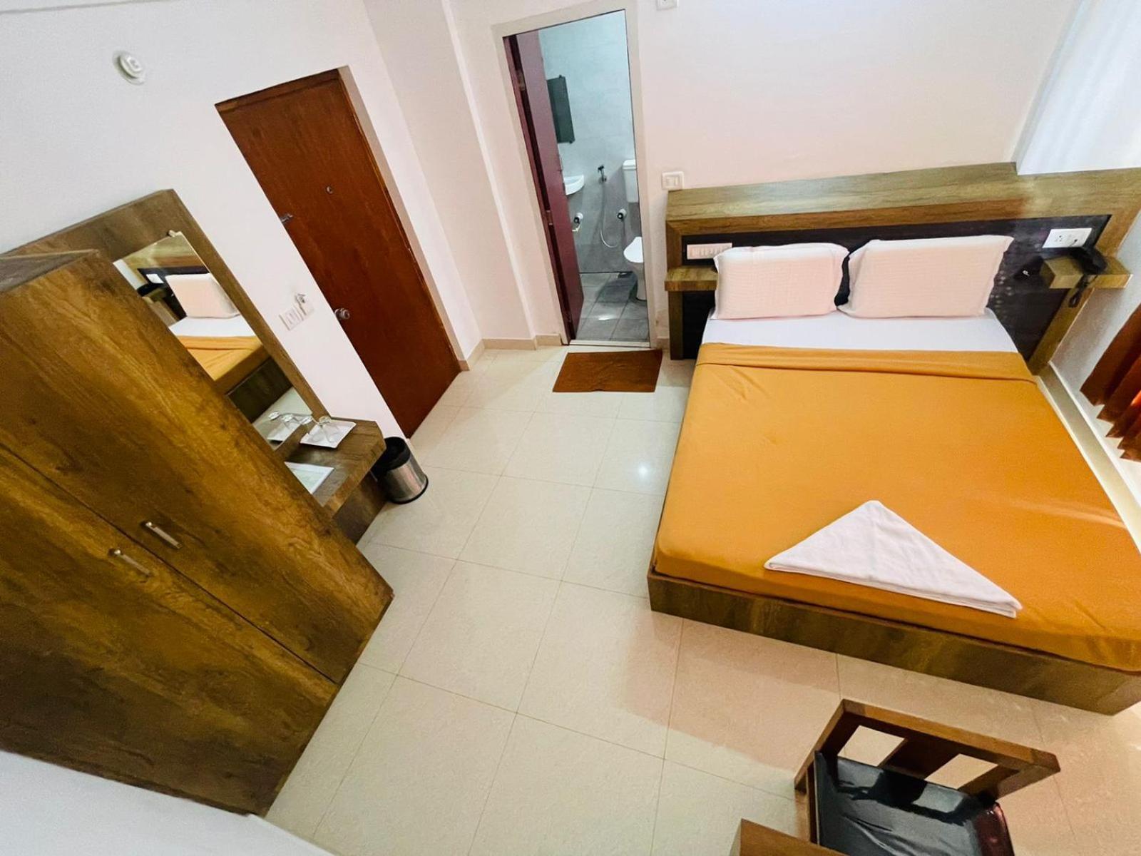 Hotel B Six 3*