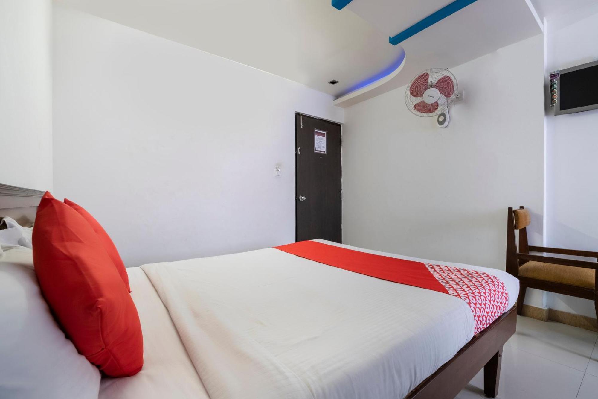 Hotel 71863 The Red Velvet Opposite Novel Office Marathahalli Bridge. Bangalore