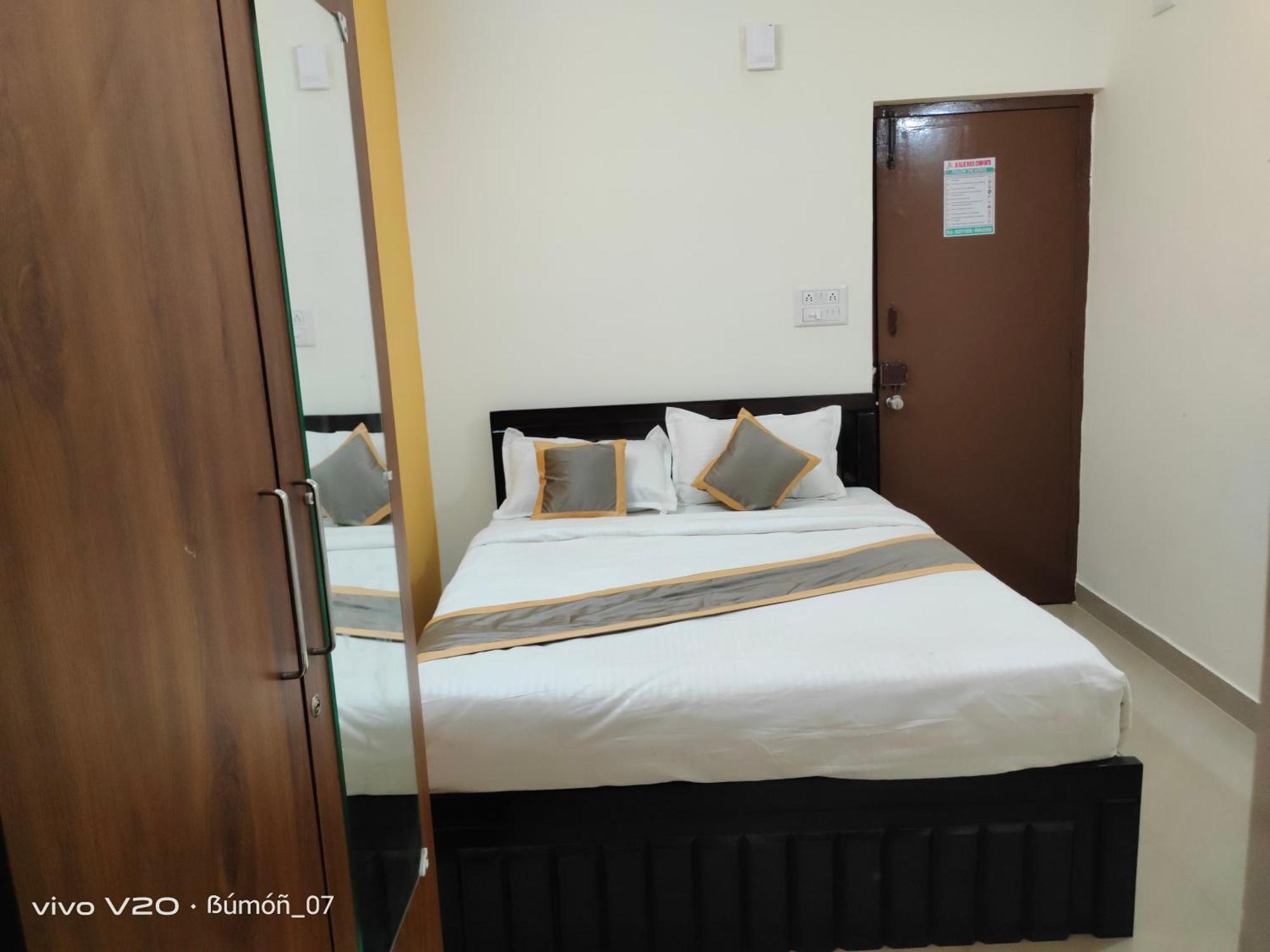 Srinath Hotel *