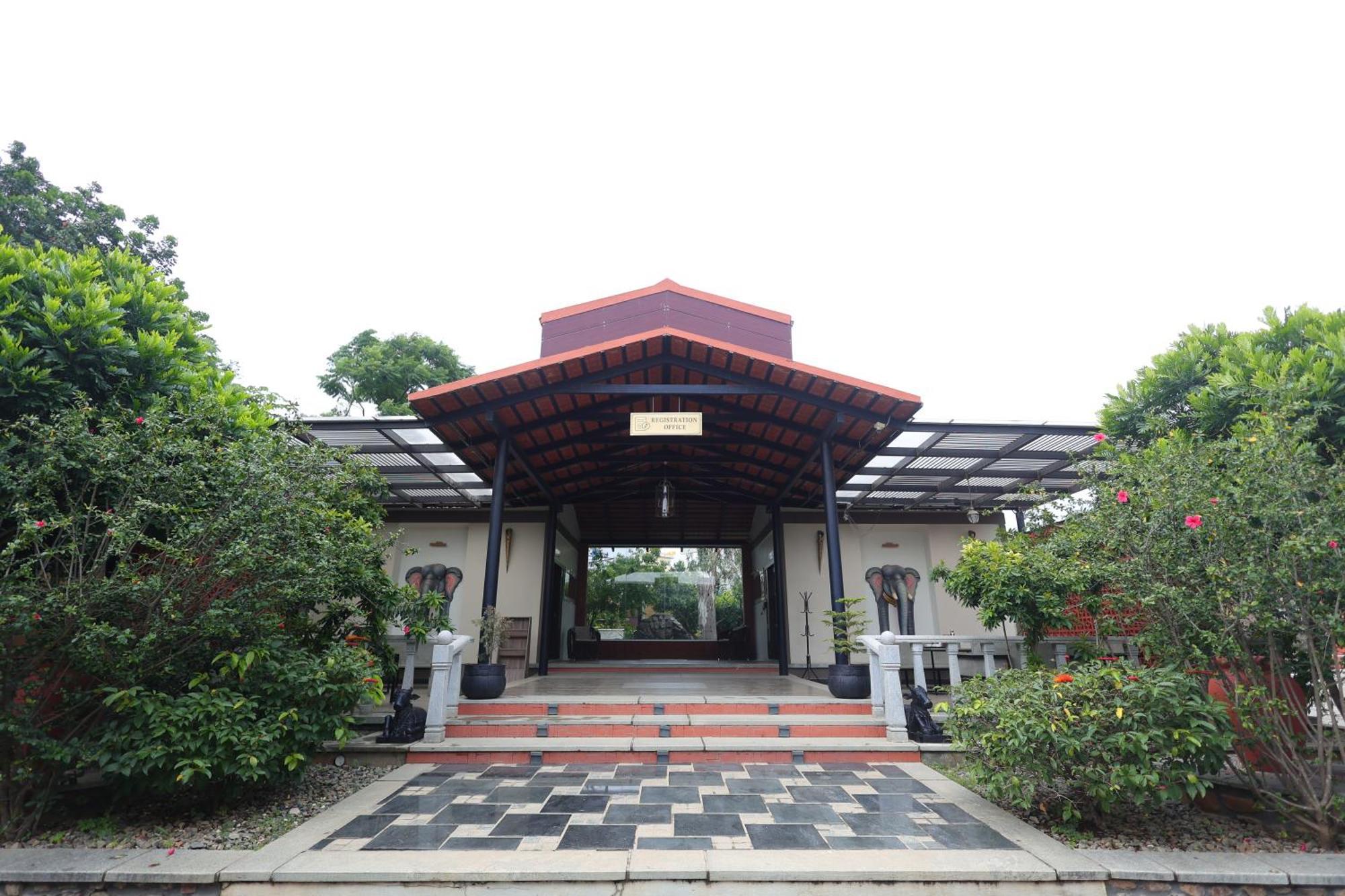 Resort Nirantara & 4*