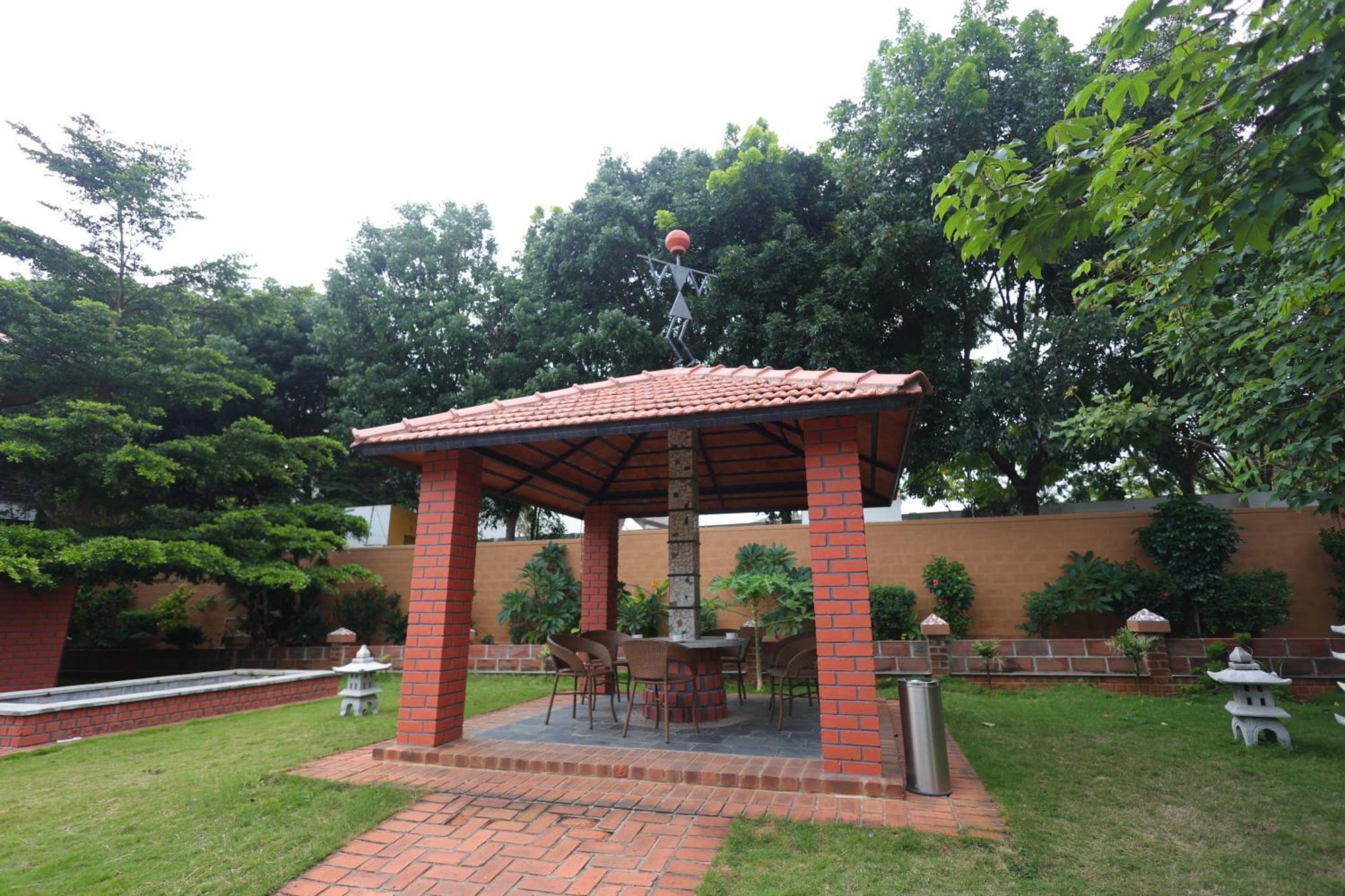 Nirantara & Resort 4*