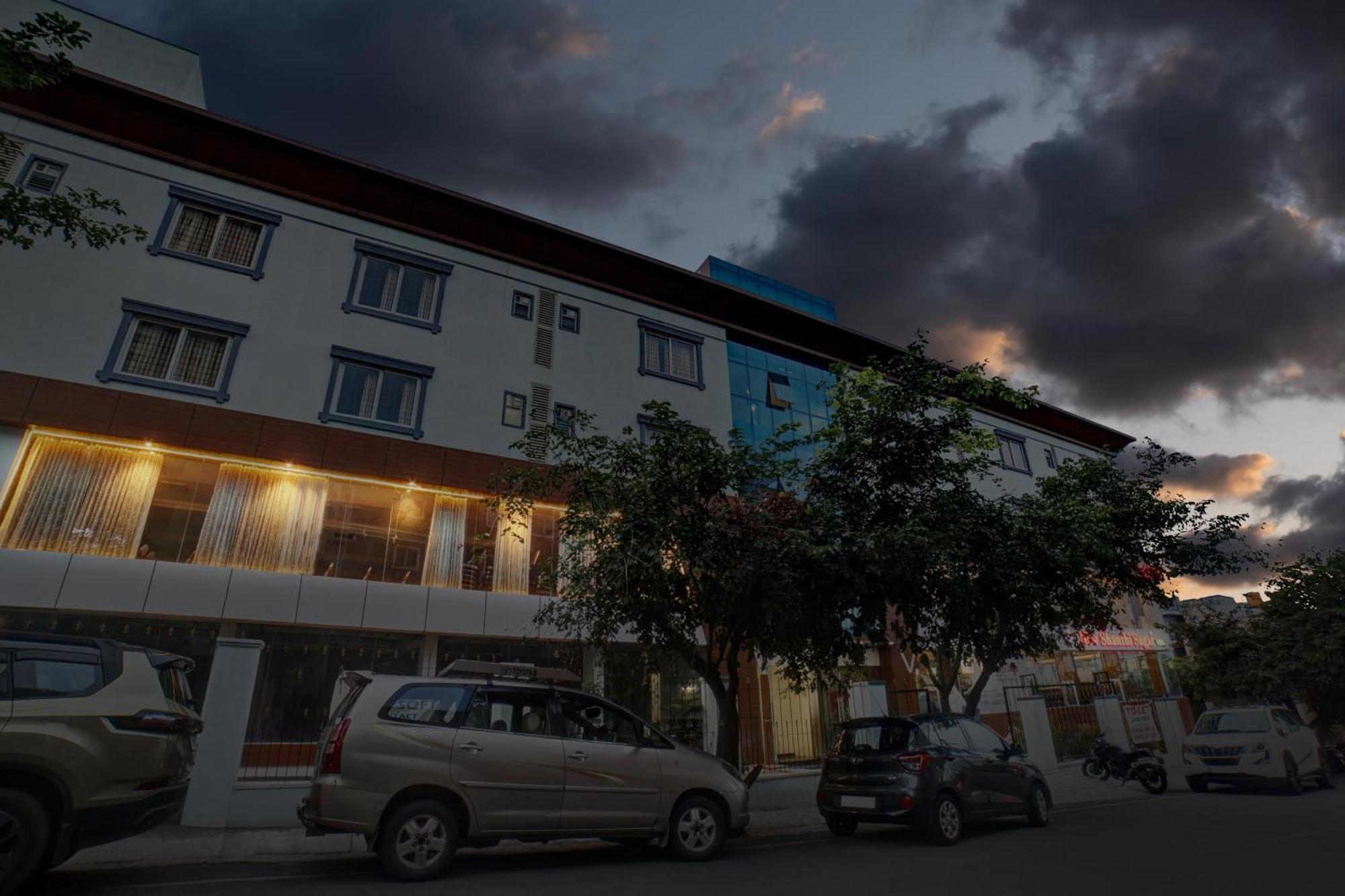 Townhouse Oak Ess Jay Hotel