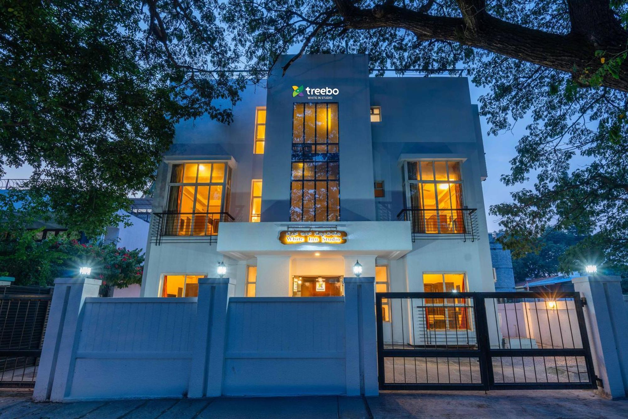 Hotel Treebo Ivory White