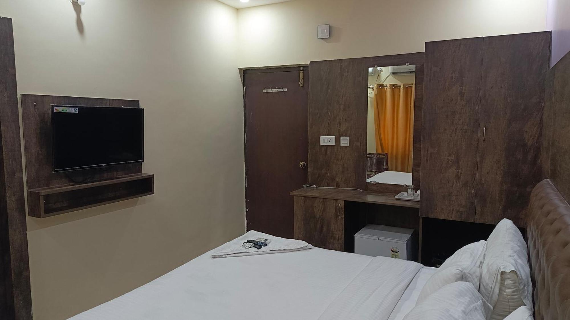 Hotel Pph Royal Gs Comforts Opp Mall Of