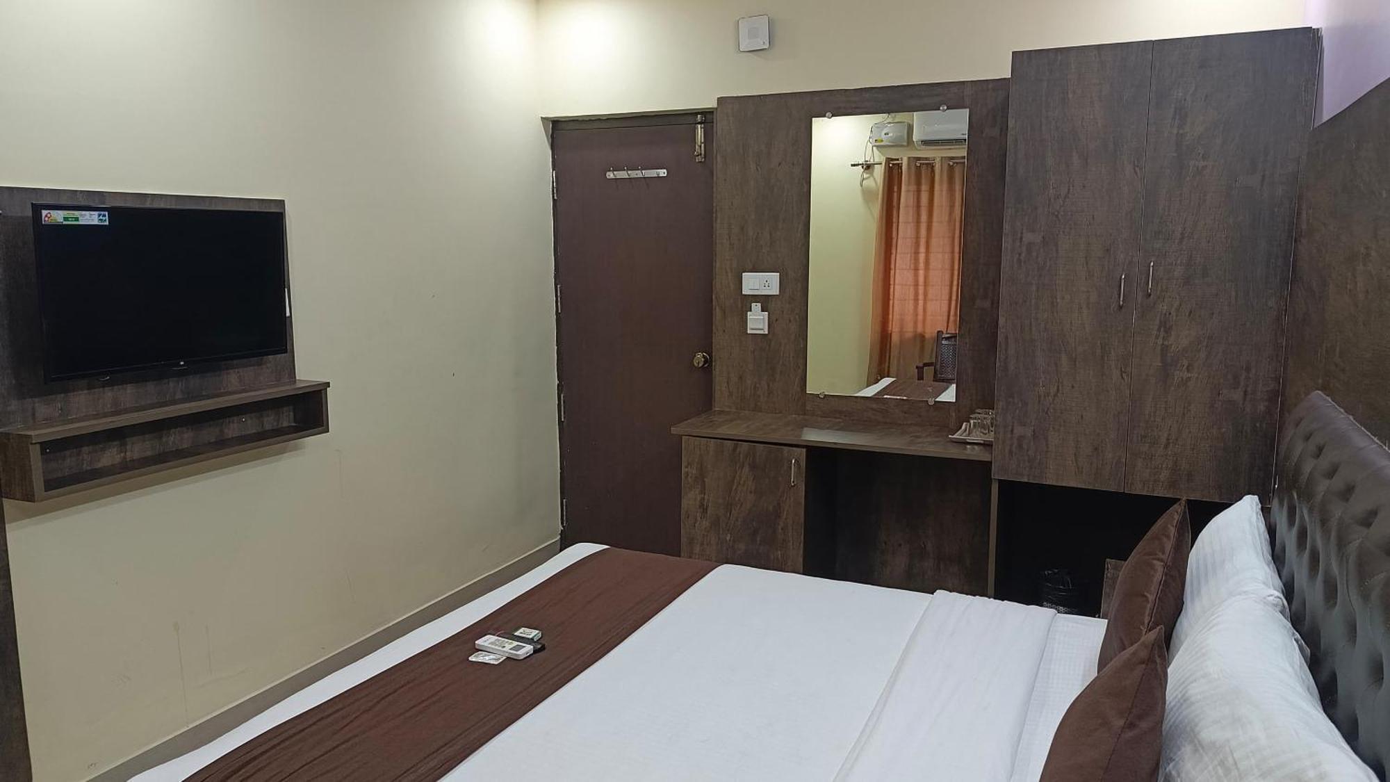 Hotel Pph Royal Gs Comforts Opp Mall Of