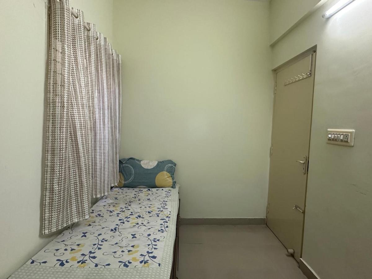 1,5bhk Near Iimb On 1st Floor *