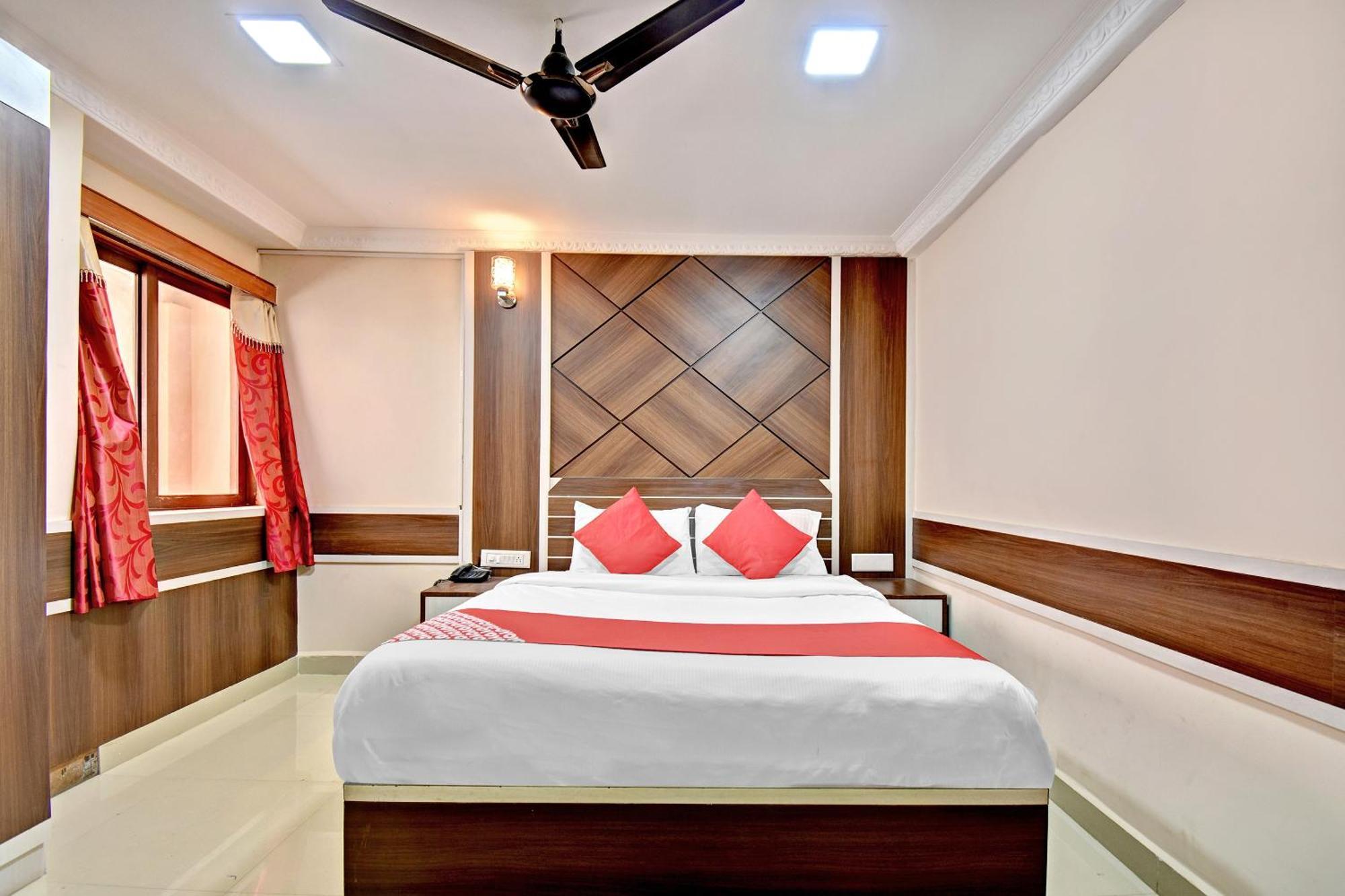 O Sri Sai Comforts Hotel 4*