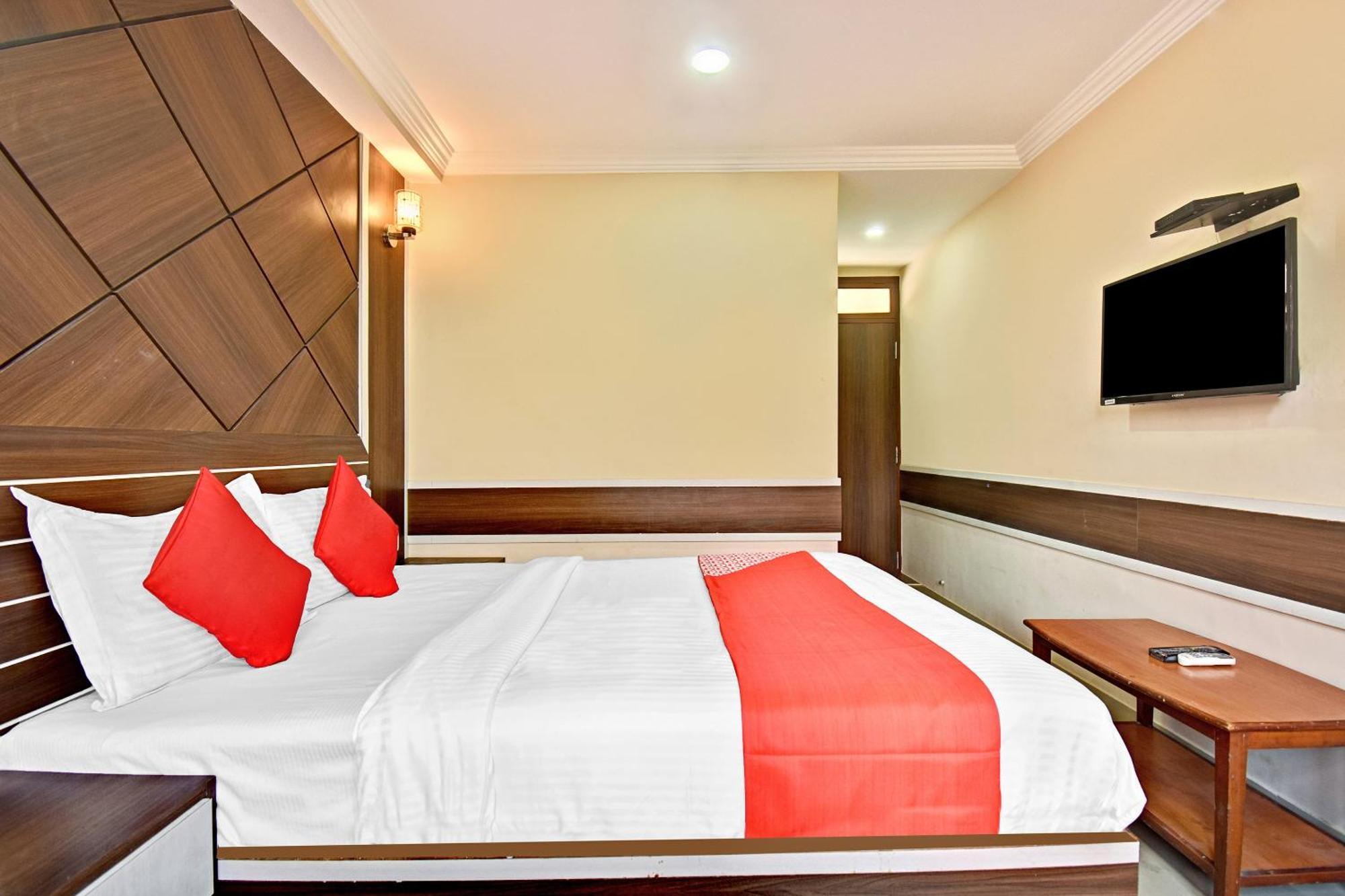 O Sri Sai Comforts Hotel 4*