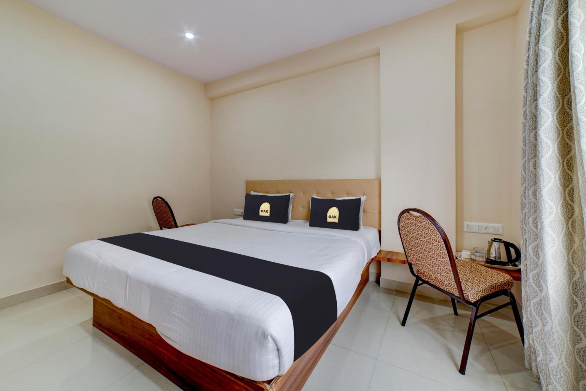 Townhouse Oak Ess Jay Hotel