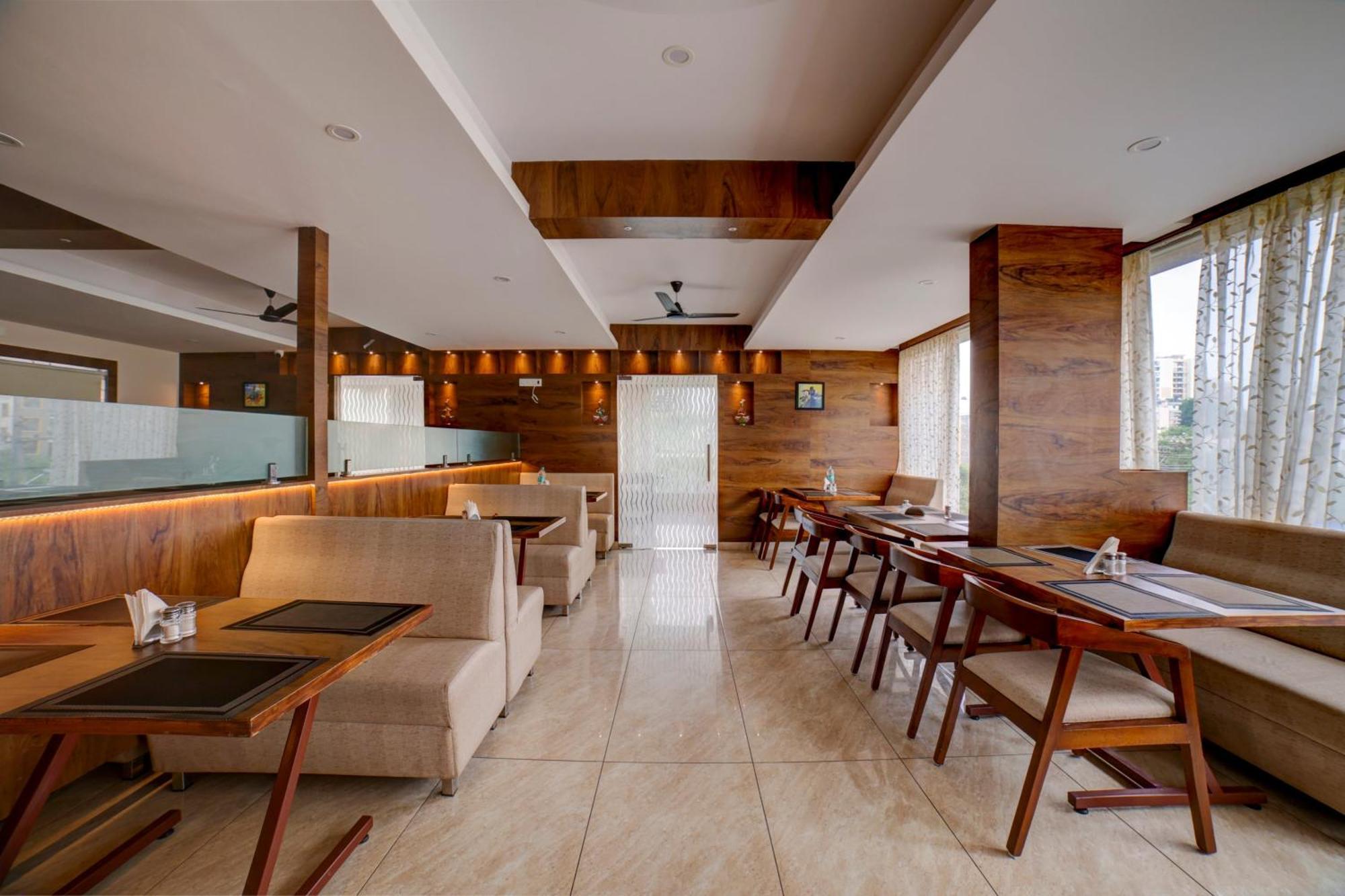 Hotel Townhouse Oak Ess Jay 4*