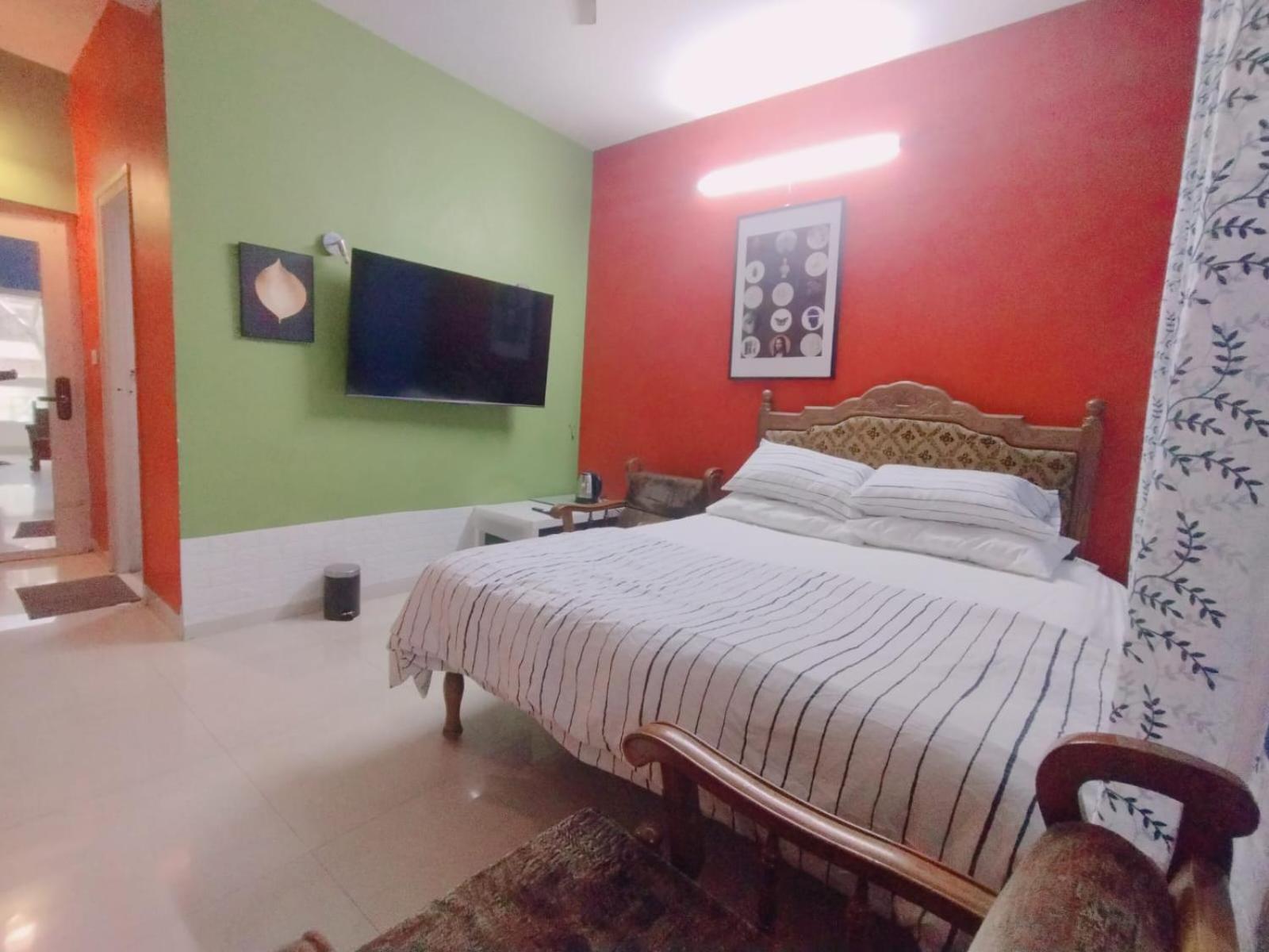 Amazistay Offers Luxury With Private Bathroom, Balcony & 55 Inch Tv & Shared Jacuzzi Paid Access, Book Lover, Near Ramaiah College Hospital