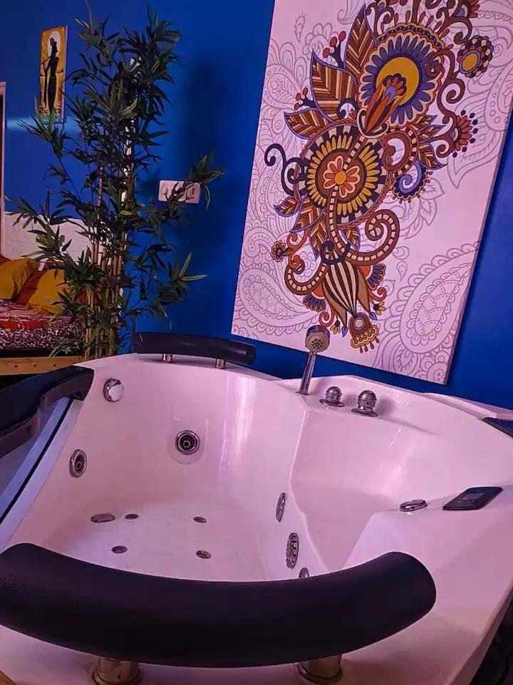 Amazistay Offers Luxury With Private Bathroom, Balcony & 55 Inch Tv & Shared Jacuzzi Paid Access, Book Lover, Near Ramaiah College Hospital