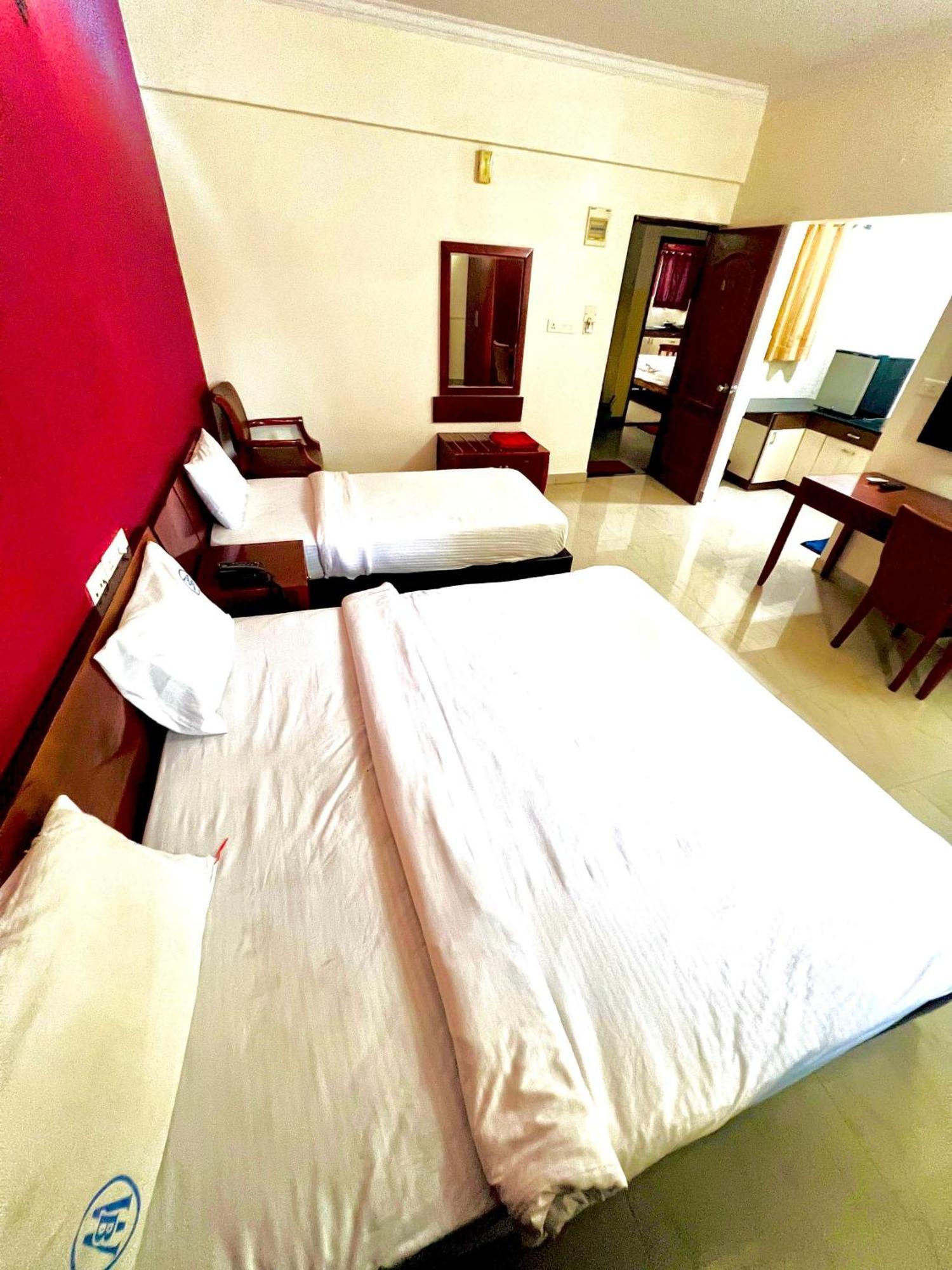 Hotel The White B *