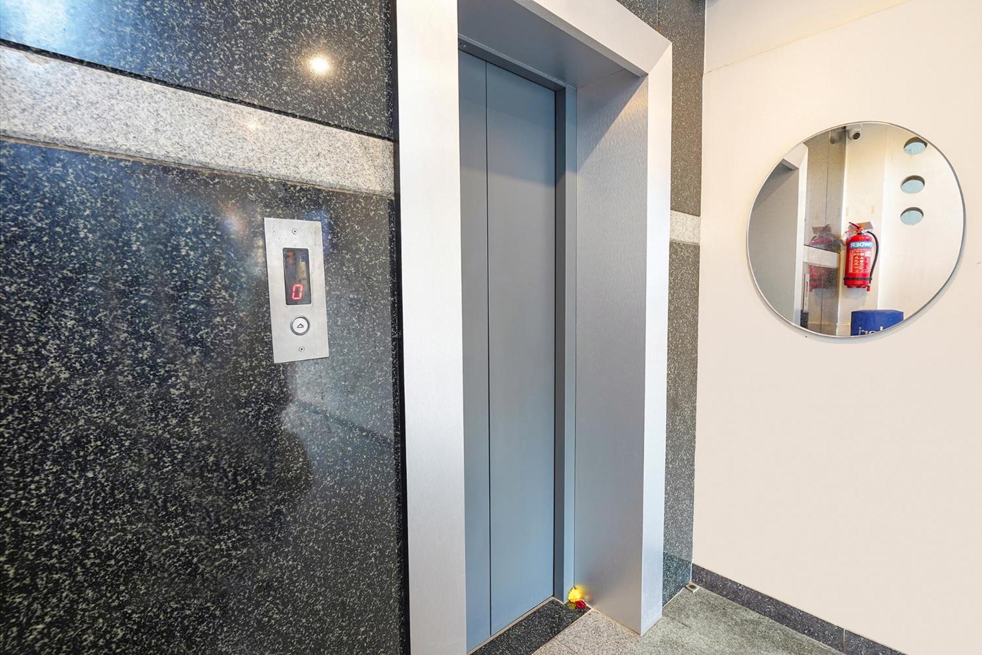 Hotel Fabexpress Royal N Comforts - Nr Shivoham Shiva Temple 2*