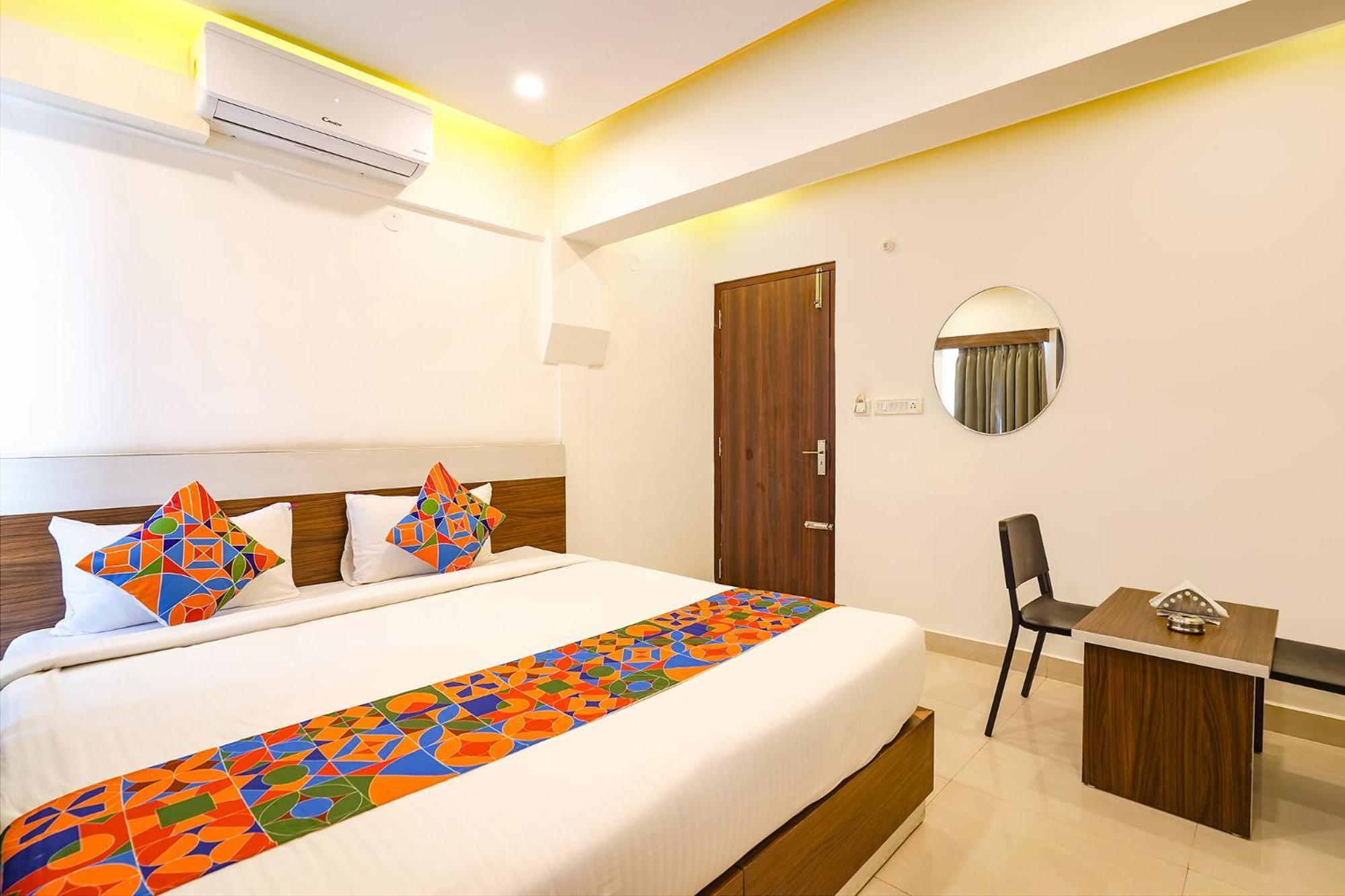 Hotel Fabexpress Royal N Comforts - Nr Shivoham Shiva Temple 2*