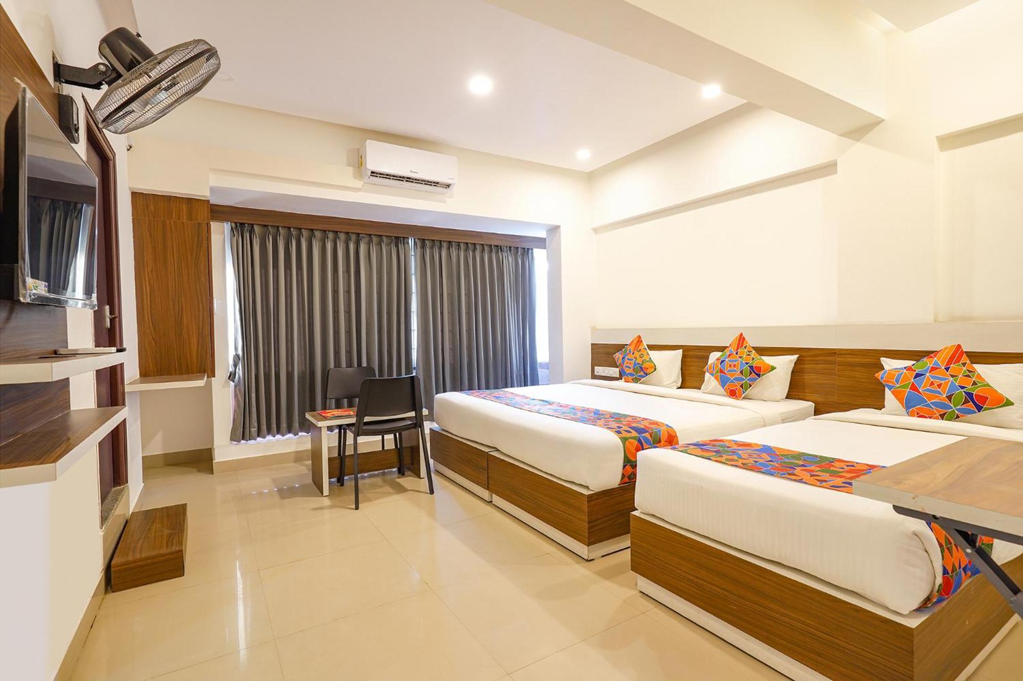 Hotel Fabexpress Royal N Comforts - Nr Shivoham Shiva Temple 2*