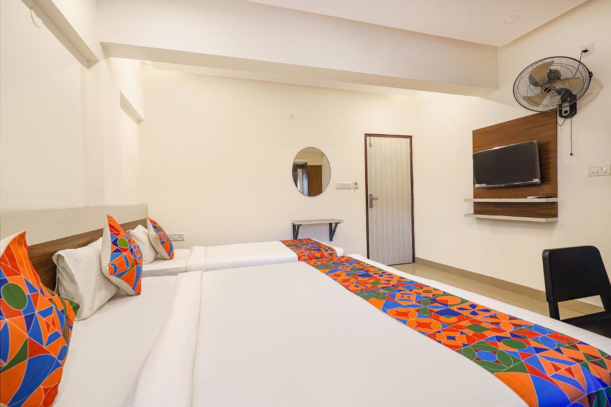 Fabexpress Royal N Comforts - Nr Shivoham Shiva Temple Hotel 2*