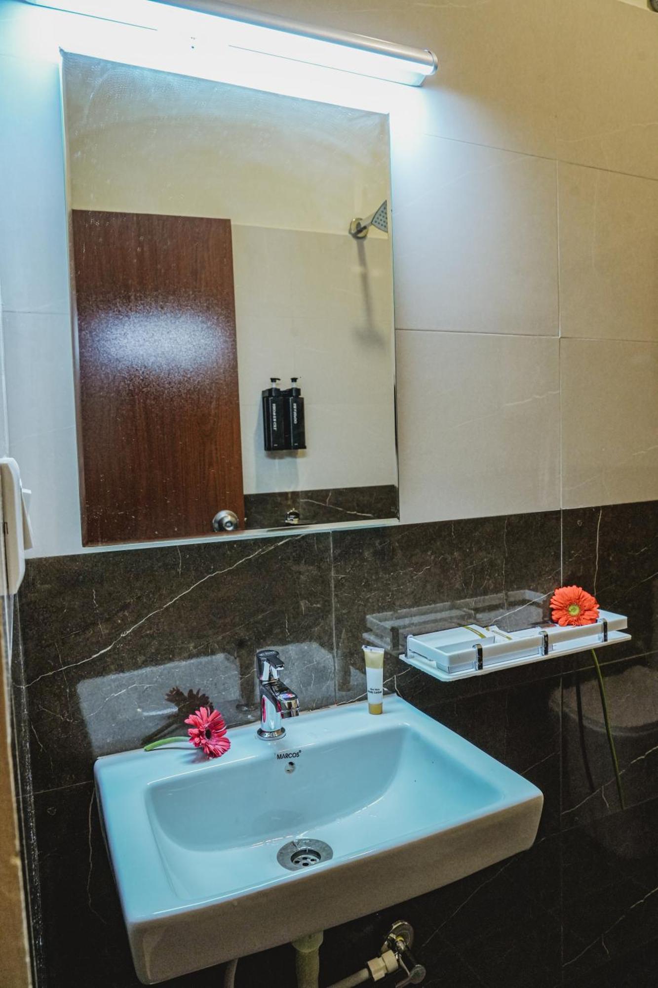 Merry Luxe Near Kempegowda International Airport Hotel