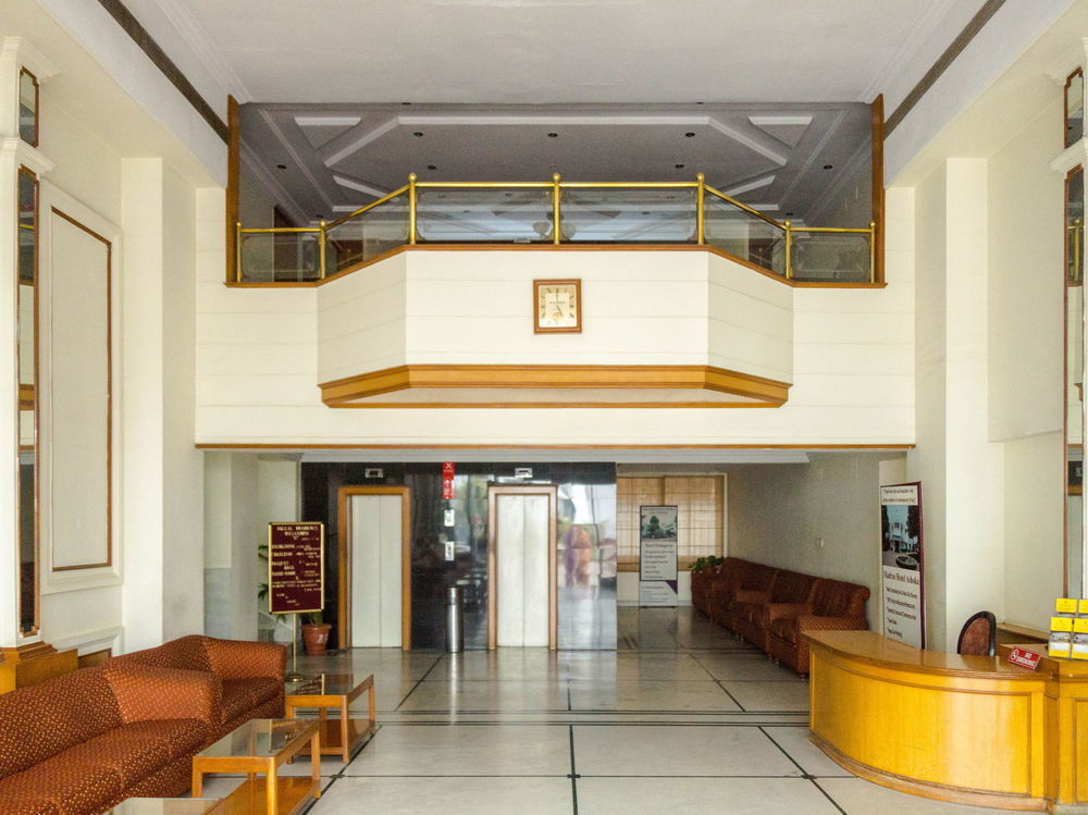 Oyo Premium Residency Road Hotel